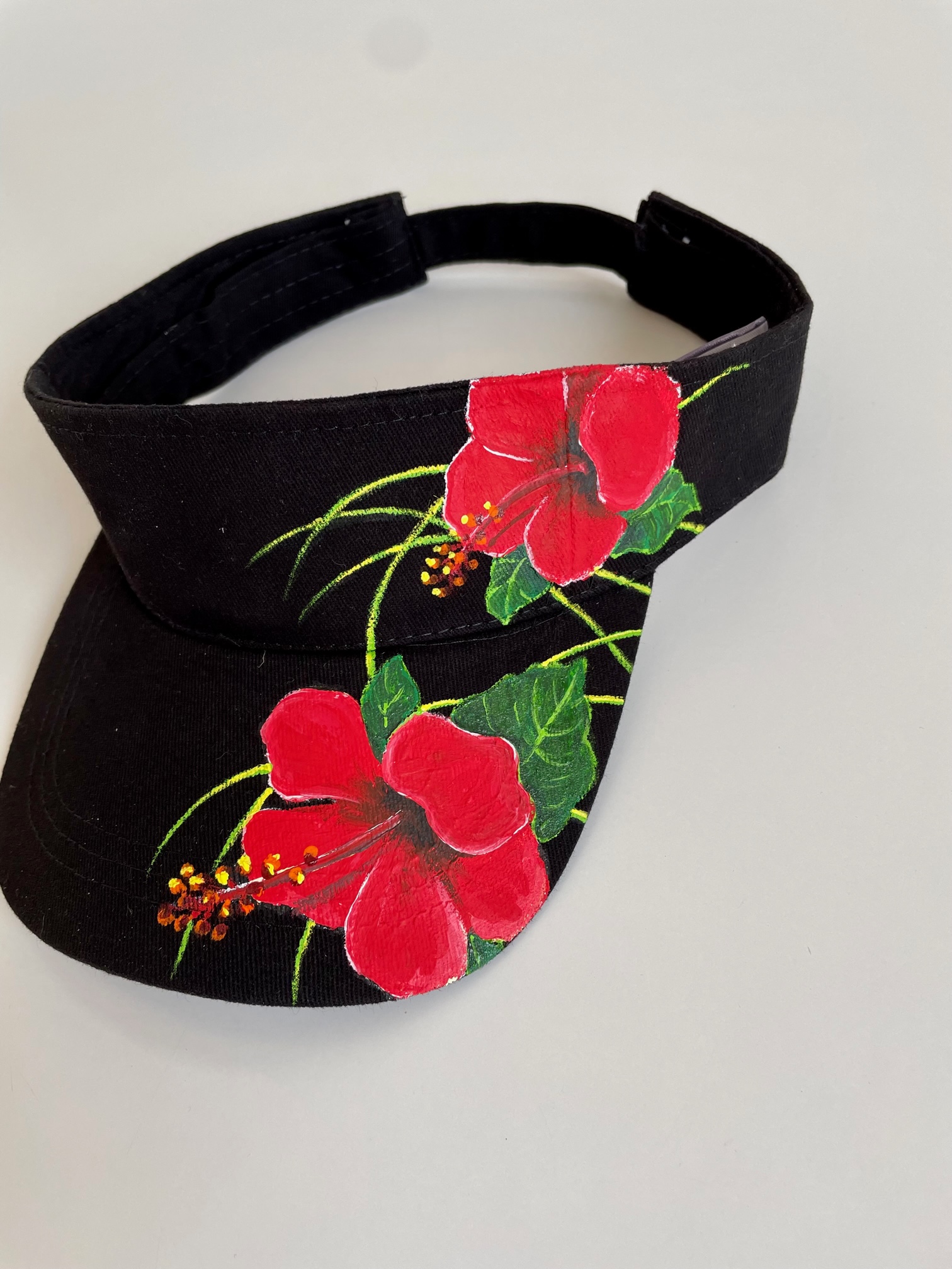 visière noire en coton avec des  hibiscus rouge  peints à la main par Elles et. No.