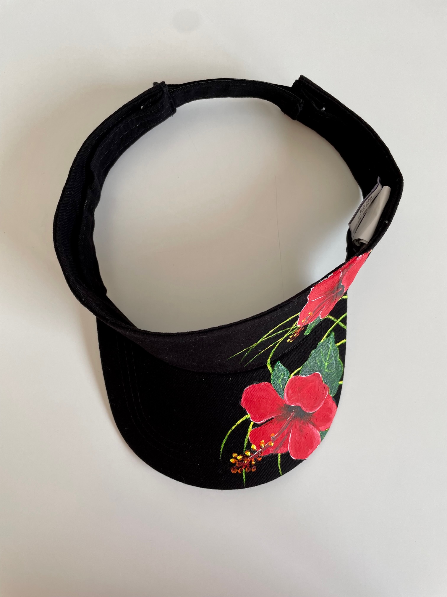 visière noire en coton avec des  hibiscus rouge  peints à la main par Elles et. no.