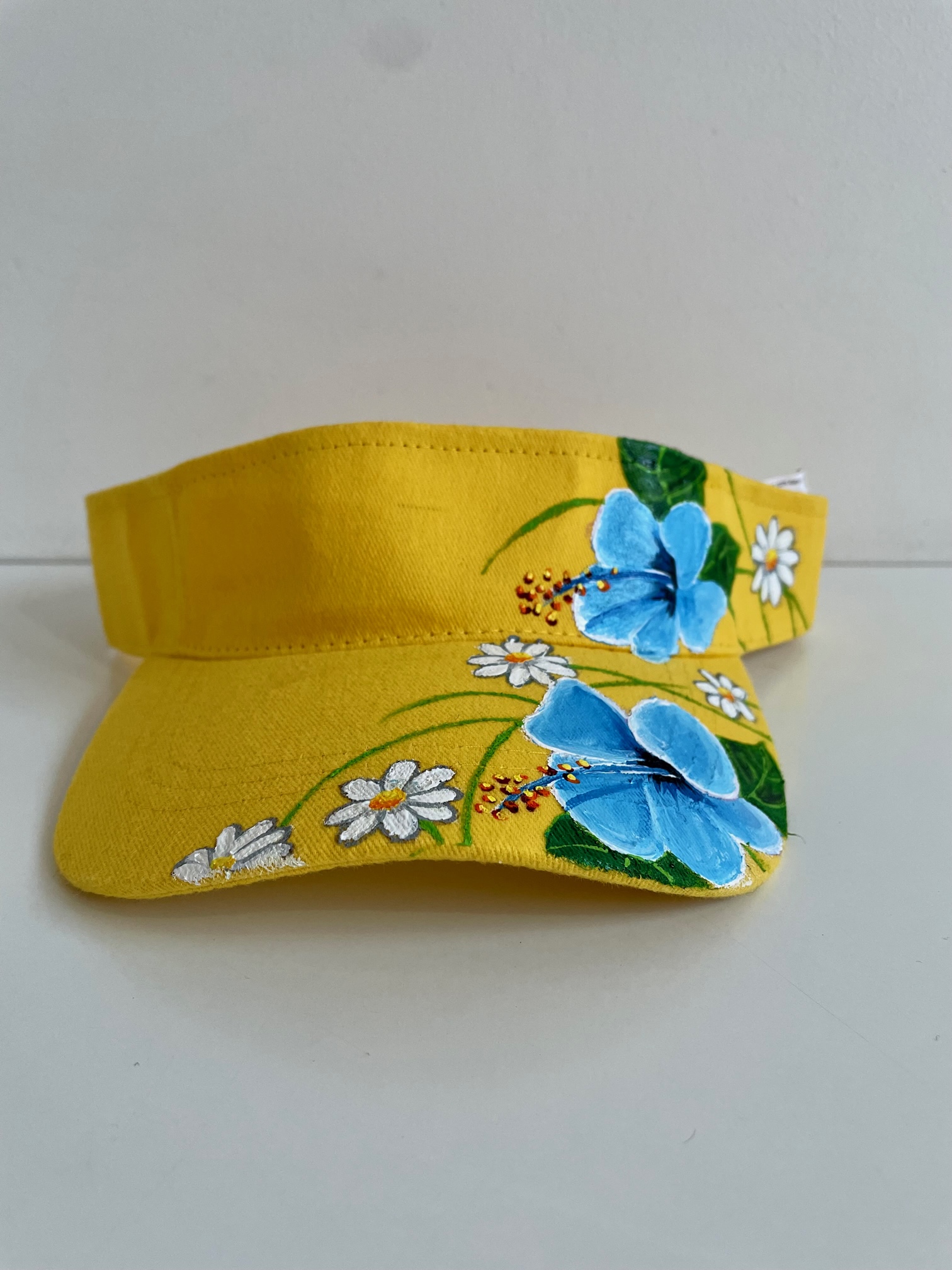 visière jaune avec des hibiscus bleu peints à la main par Elles et No.