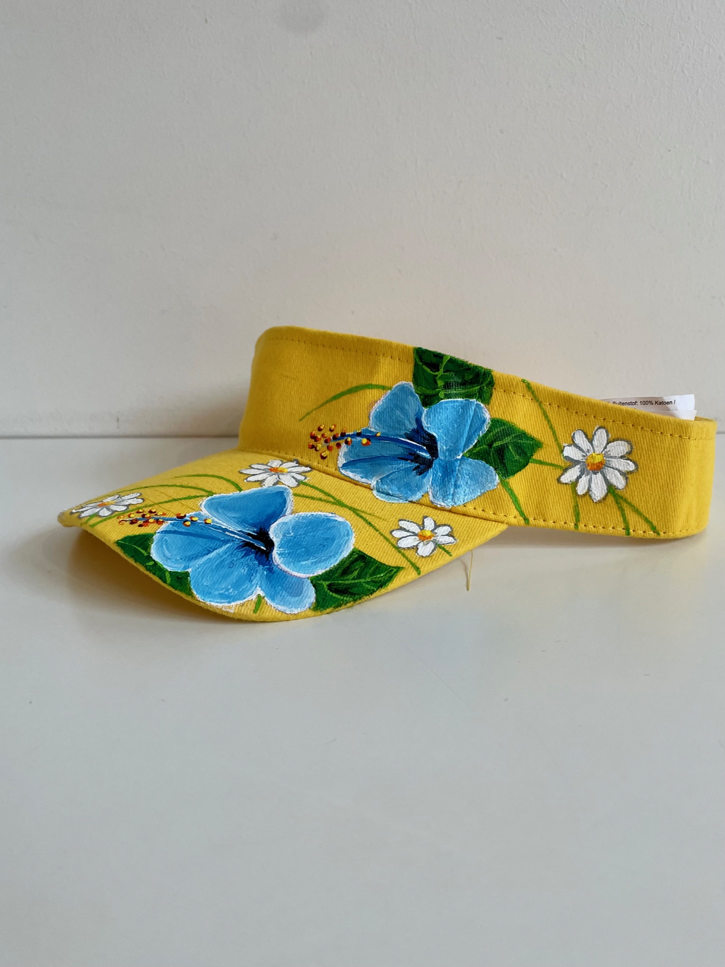 visière jaune avec des hibiscus bleu peints à la main par Elles et No.