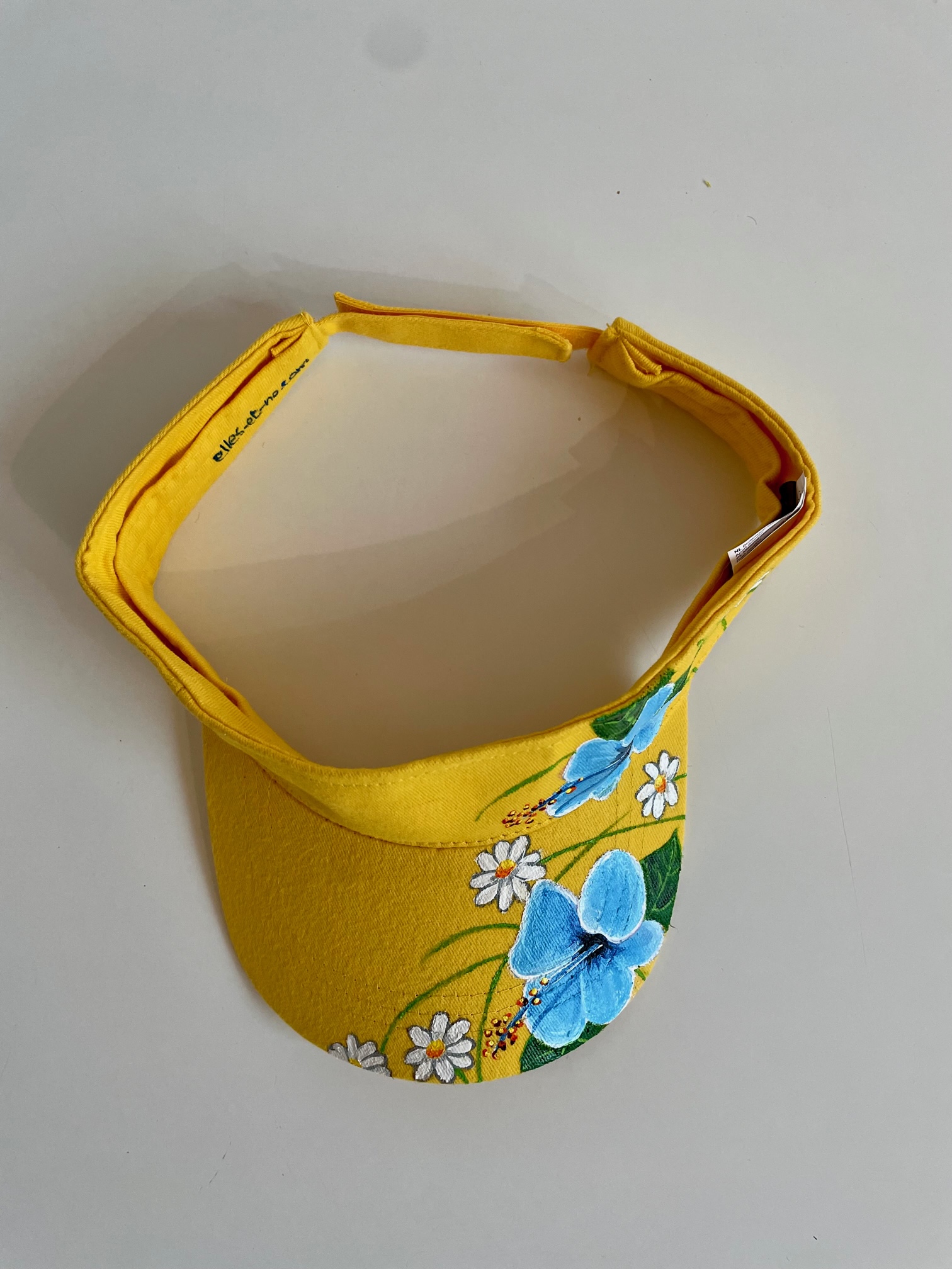 visière jaune avec des hibiscus bleu peints à la main par Elles et No.