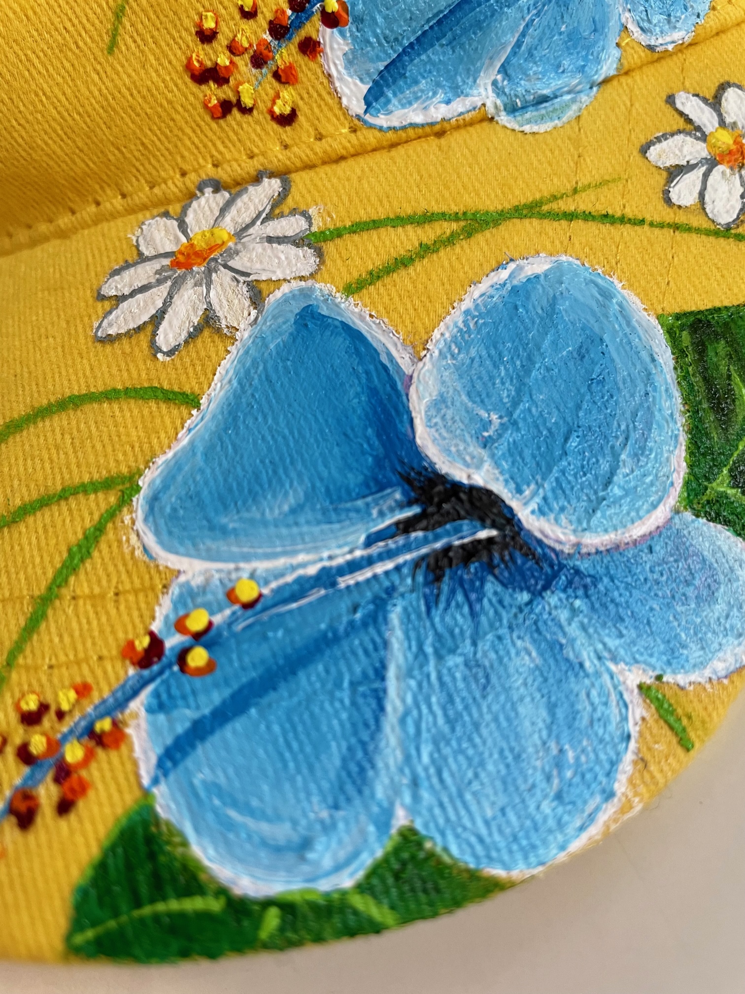 visière jaune avec des hibiscus bleu peints à la main par Elles et No.