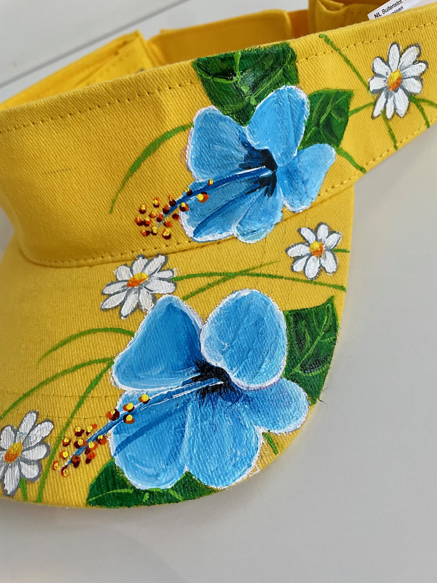 visière jaune avec des hibiscus bleu peints à la main par Elles et No.