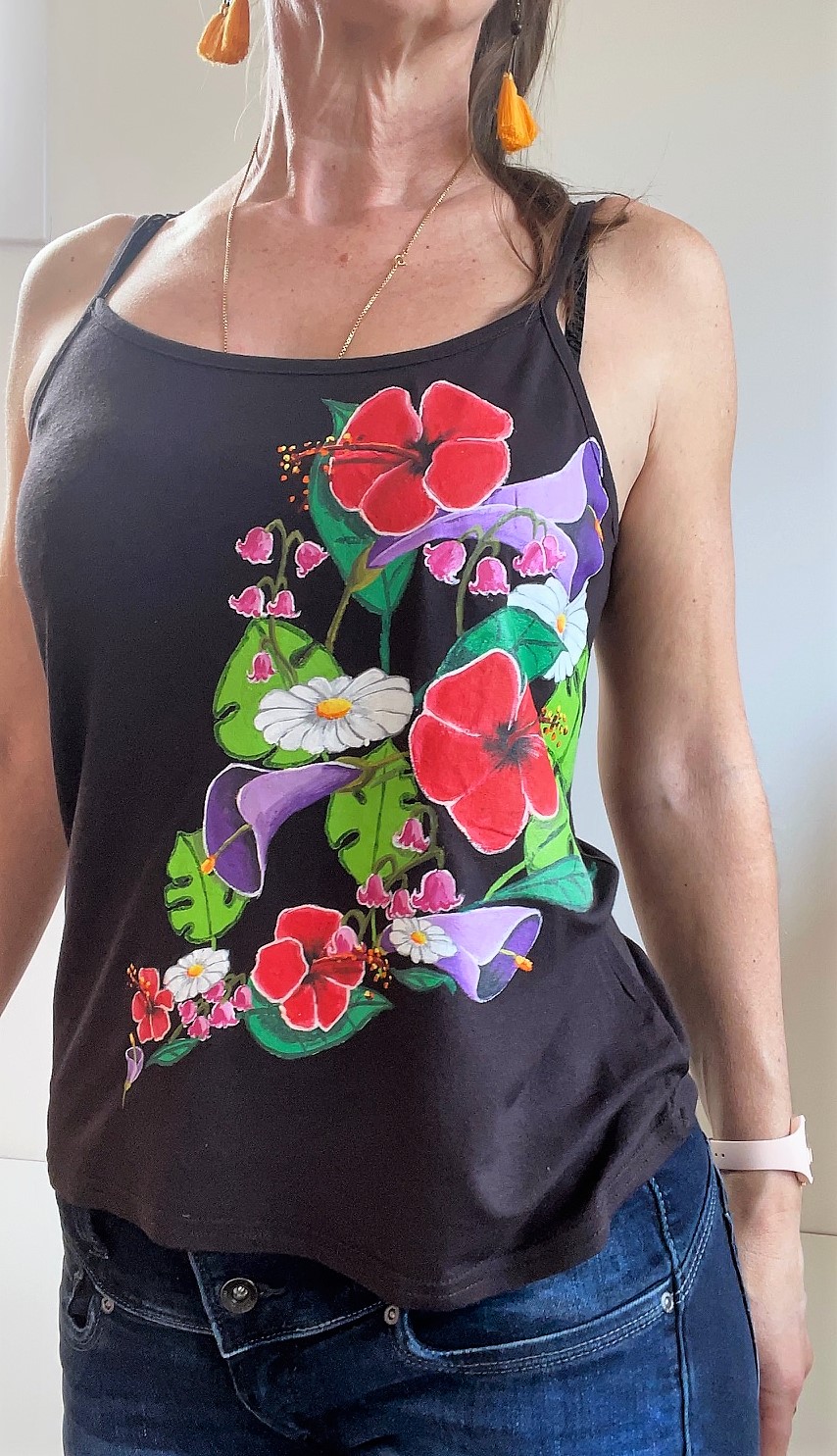 top marron  femme avec un bouquet de fleurs peint à la main par Elles et No.