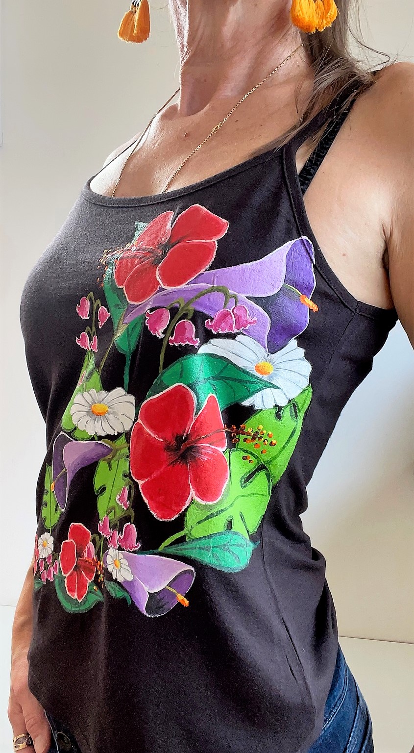 top marron  femme avec un bouquet de fleurs peint à la main par Elles et No.