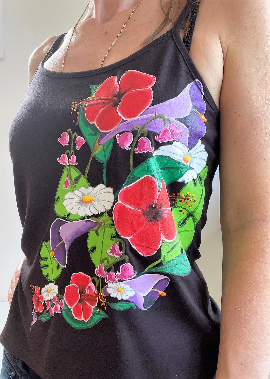top marron  femme avec un bouquet de fleurs peint à la main par Elles et No.