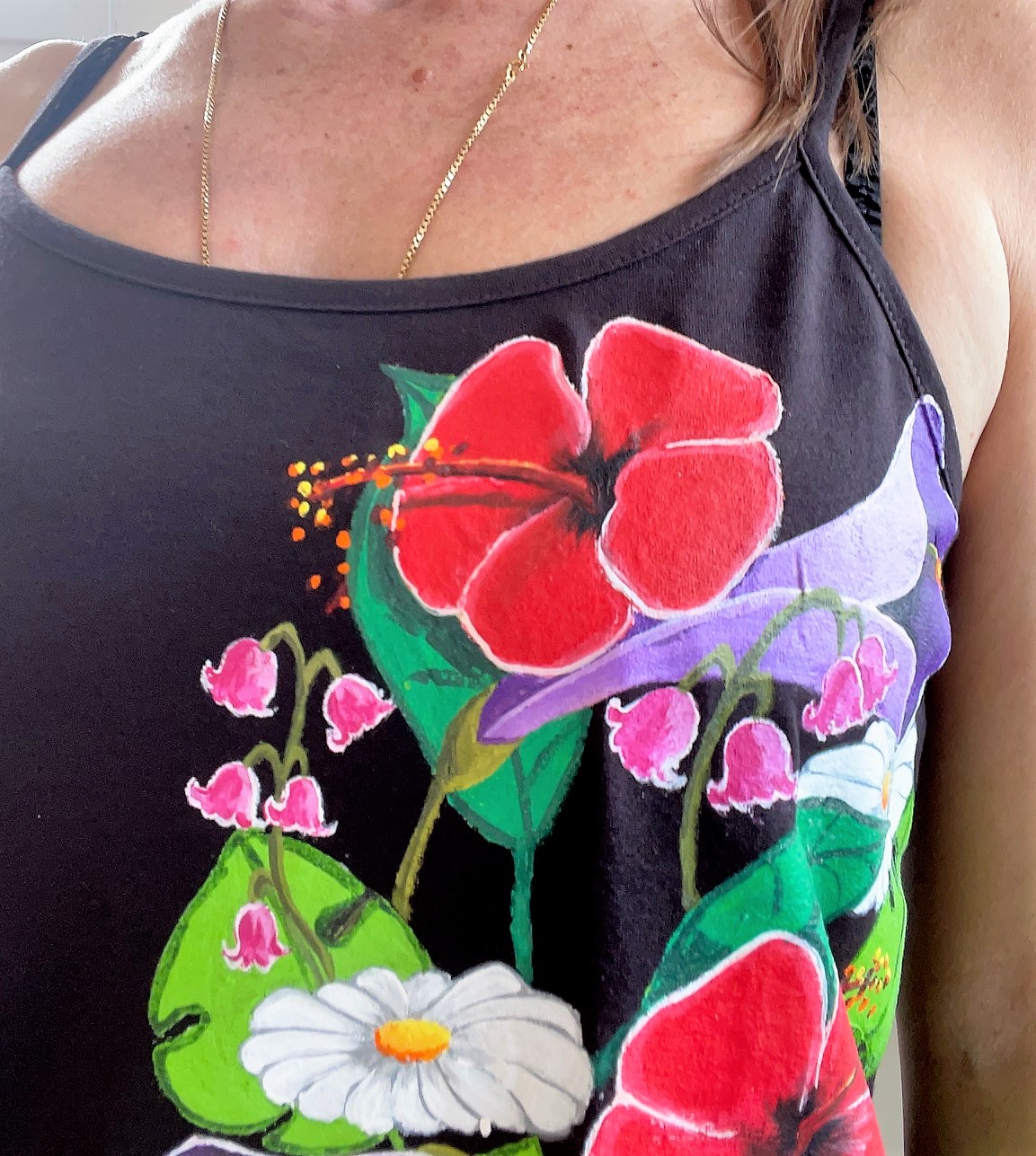 top marron  femme avec un bouquet de fleurs peint à la main par Elles et No.