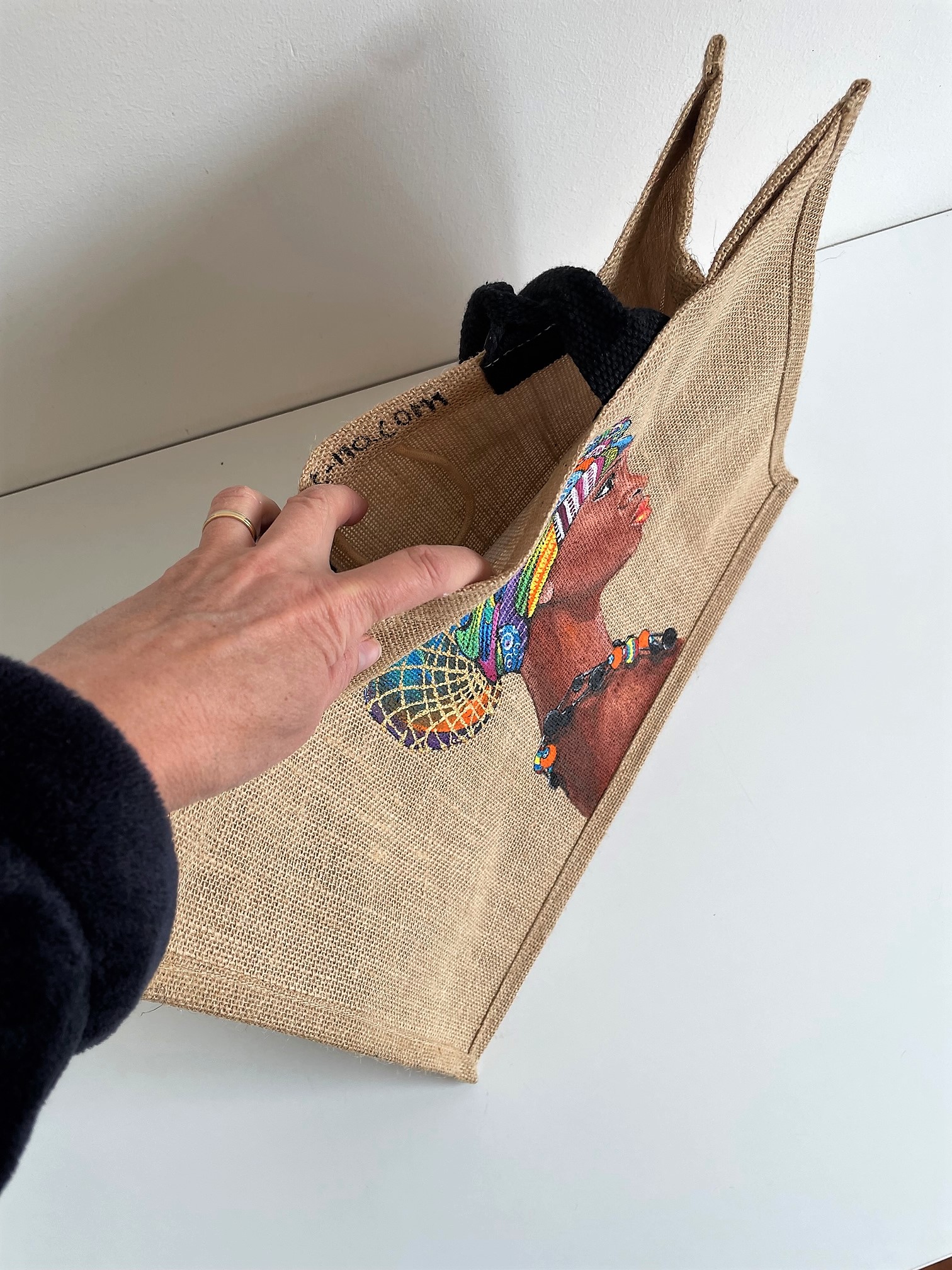 sac en jute wesfordmill avec un portrait de femme africaine et son turban peint à la main par Elles et No.