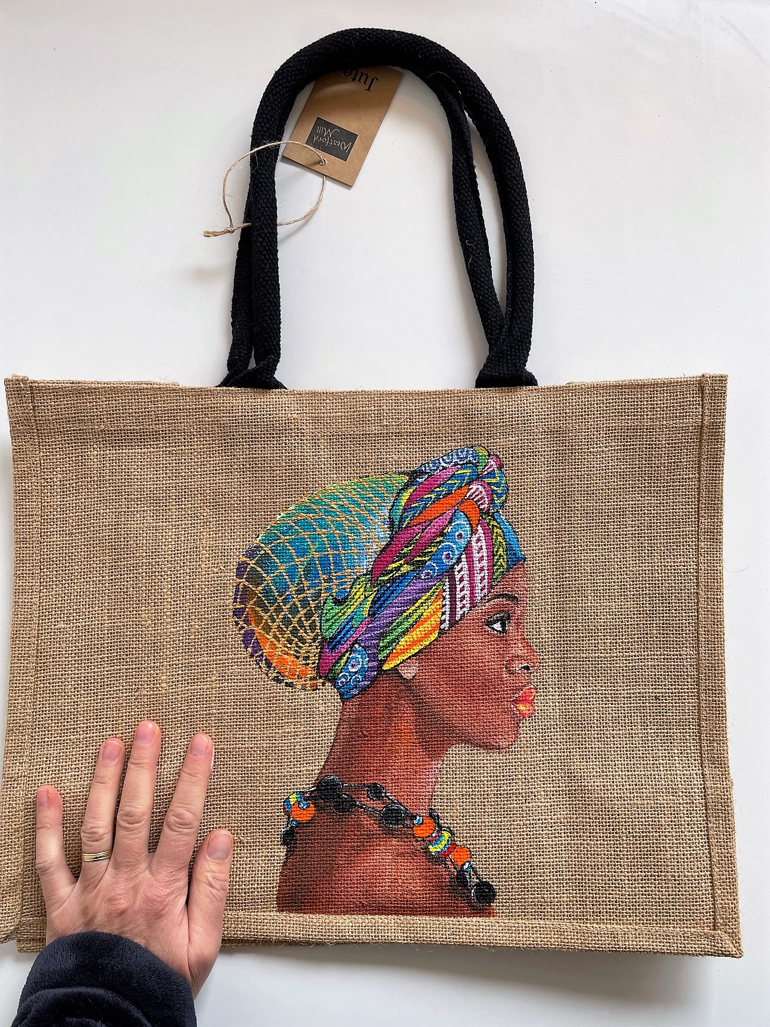 sac en jute wesfordmill avec un portrait de femme africaine et son turban peint à la main par Elles et No.