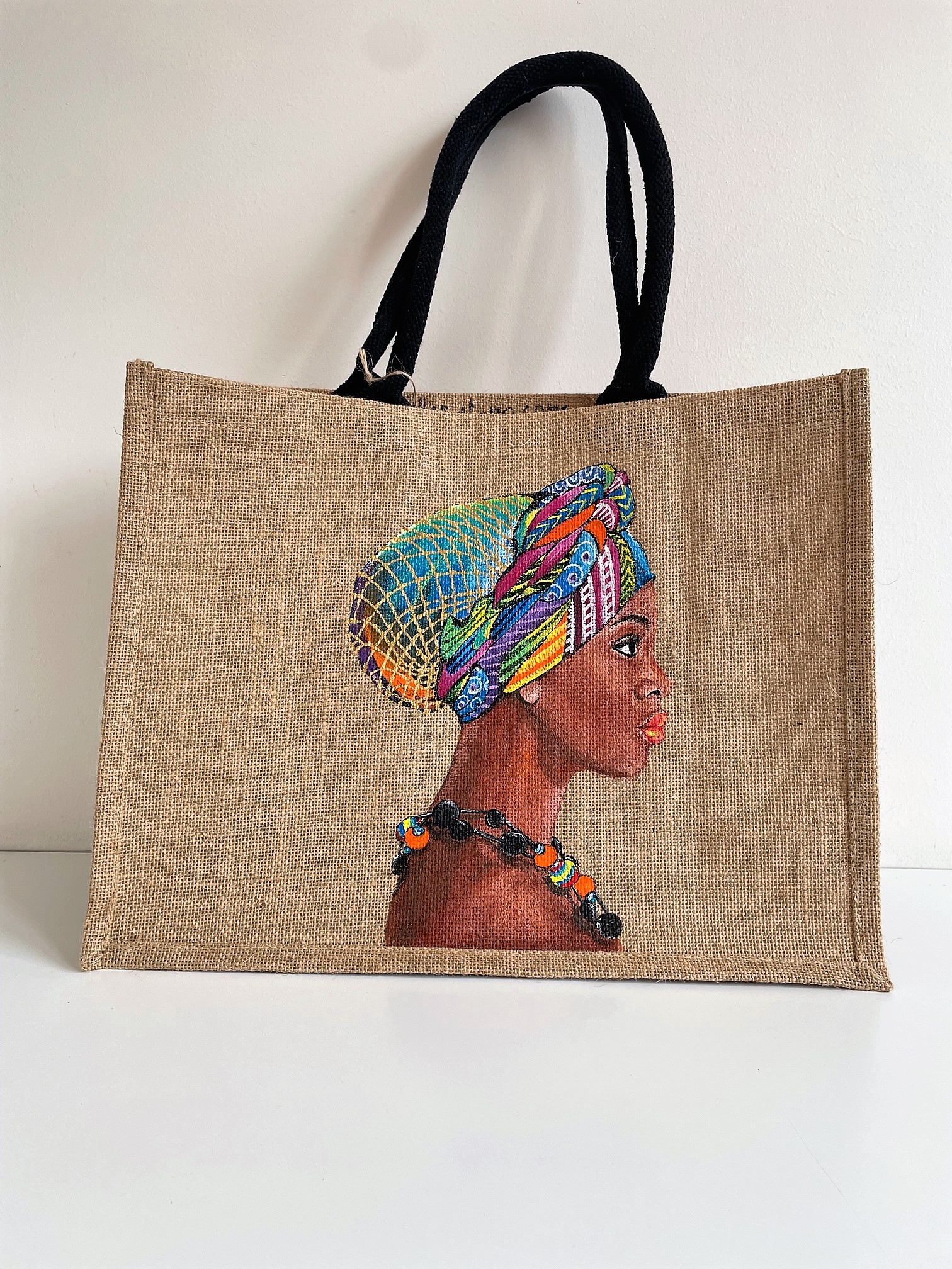 sac en jute wesfordmill avec un portrait de femme africaine et son turban peint à la main par Elles et No.