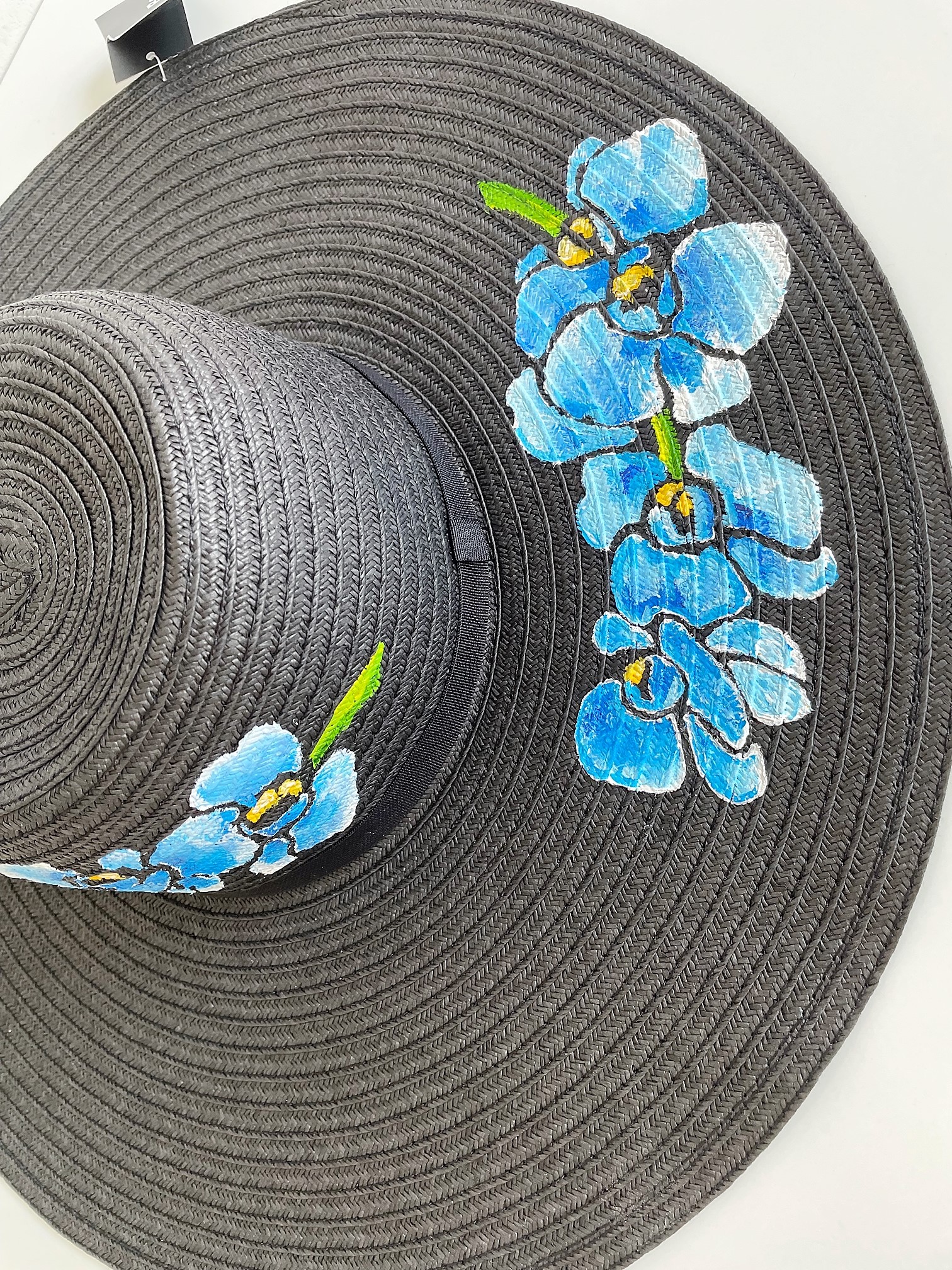Chapeau noir en papier tressé avec des orchidées bleues peintes à la main. par Elles et No.
