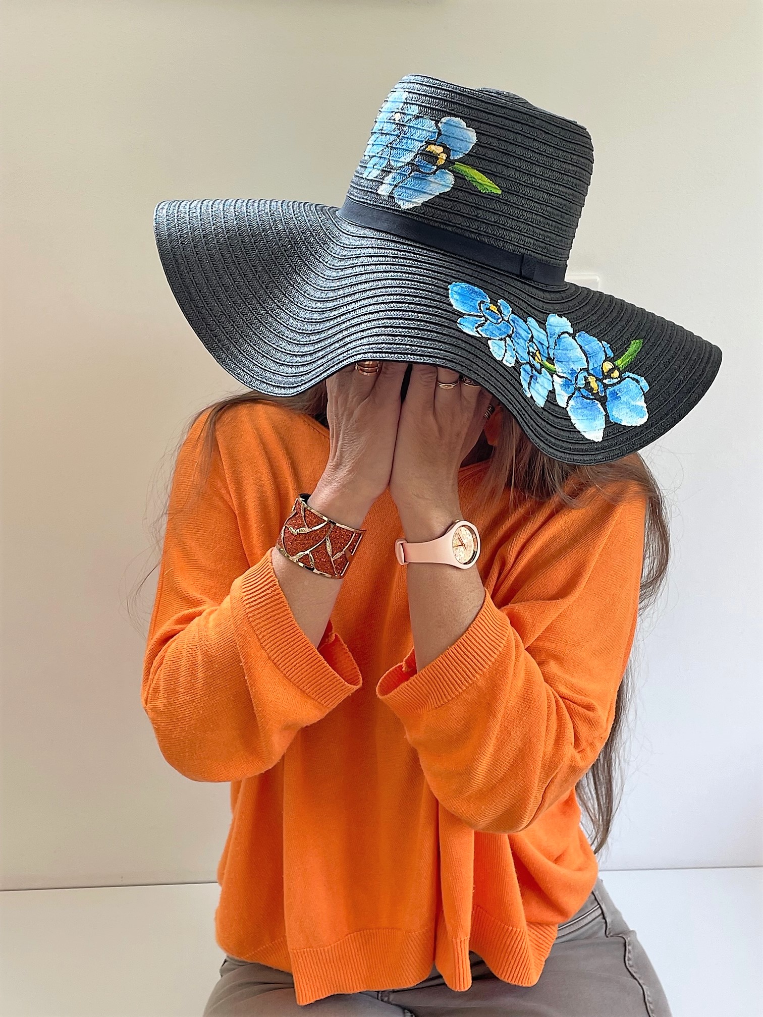 Chapeau noir en papier tressé avec des orchidées bleues peintes à la main. par Elles et No.