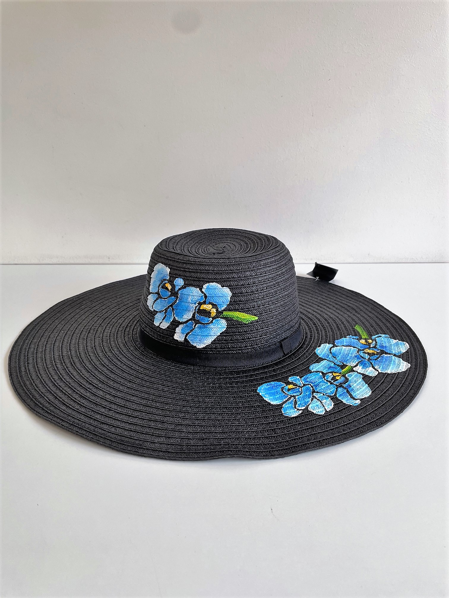 Chapeau noir en papier tressé avec des orchidées bleues peintes à la main. par Elles et No.