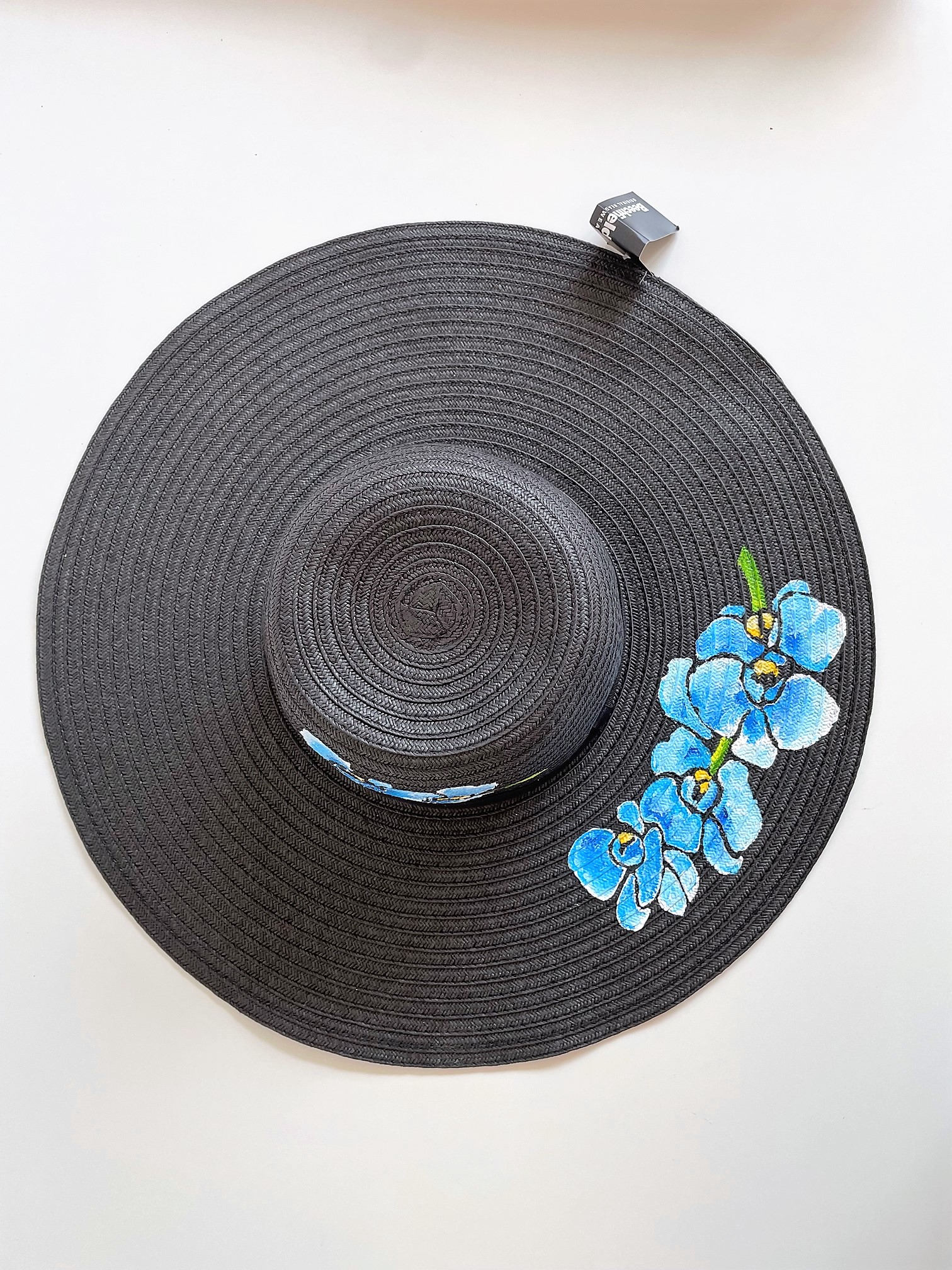 Chapeau noir en papier tressé avec des orchidées bleues peintes à la main. par Elles et No.