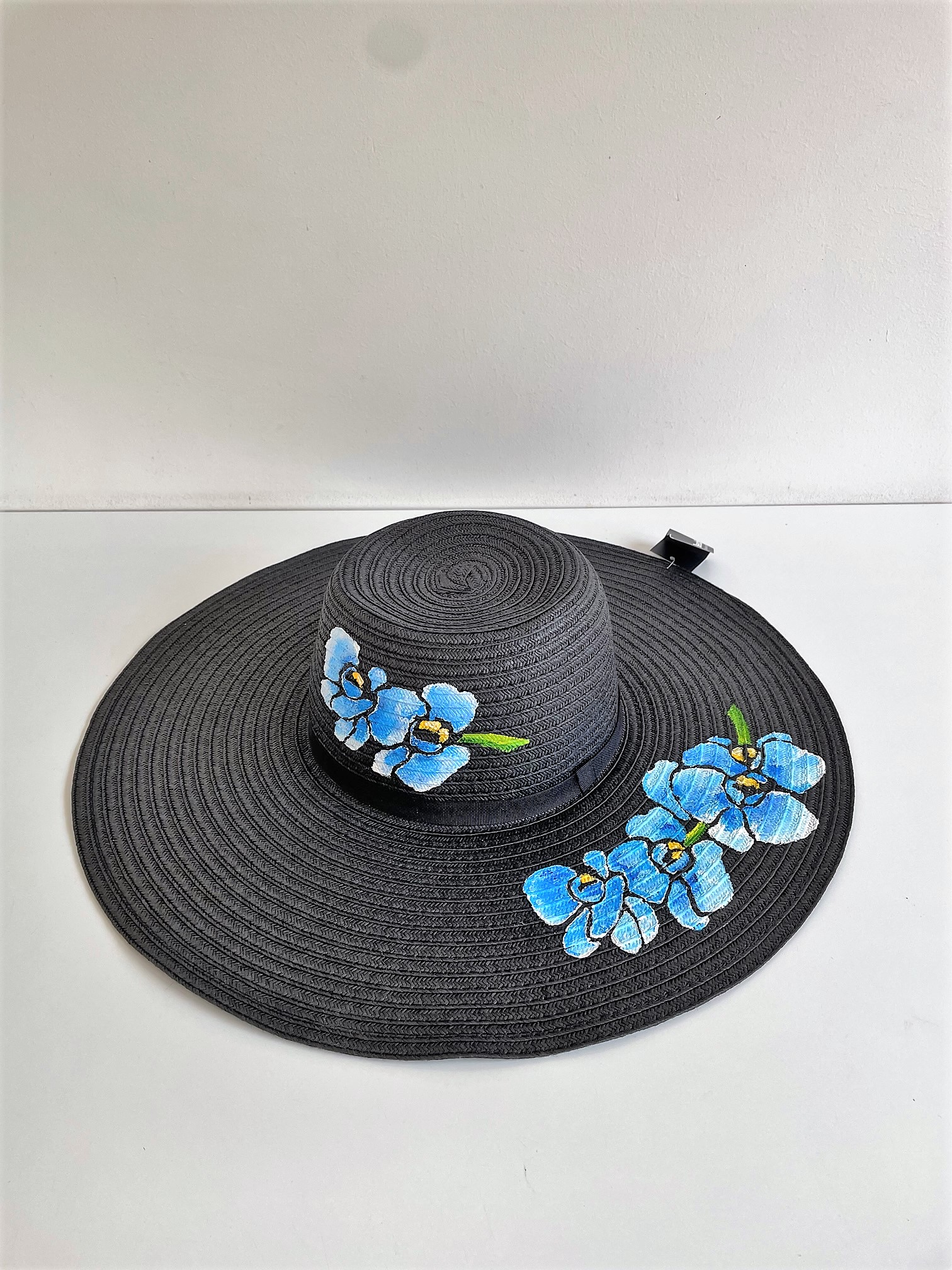 Chapeau noir en papier tressé avec des orchidées bleues peintes à la main. par Elles et No.