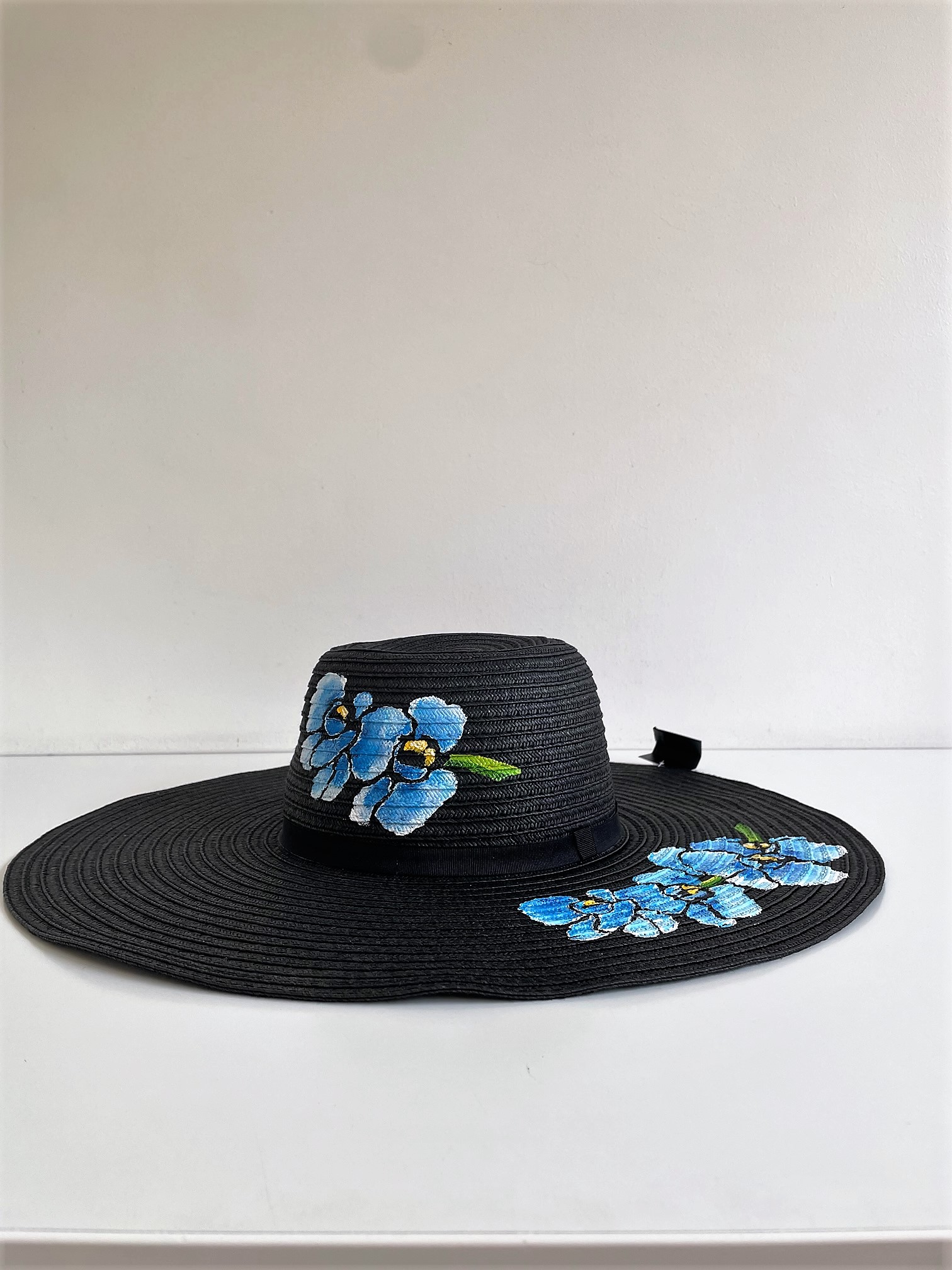 Chapeau noir en papier tressé avec des orchidées bleues peintes à la main. par Elles et No.