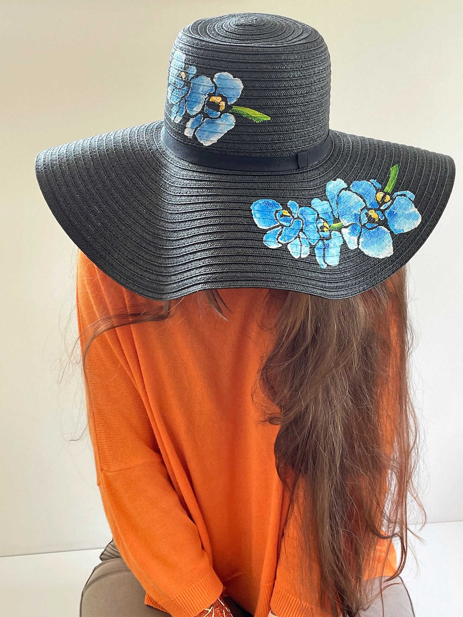 Chapeau noir en papier tressé avec des orchidées bleues peintes à la main. par Elles et No.