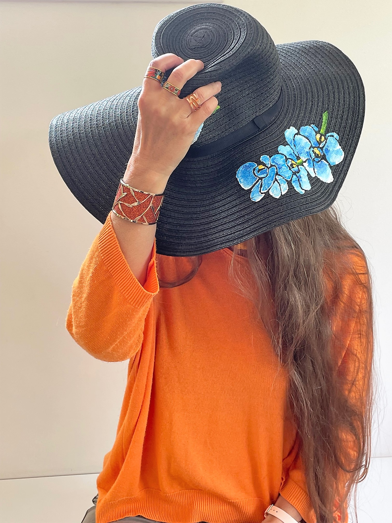 Chapeau noir en papier tressé avec des orchidées bleues peintes à la main. par Elles et No.