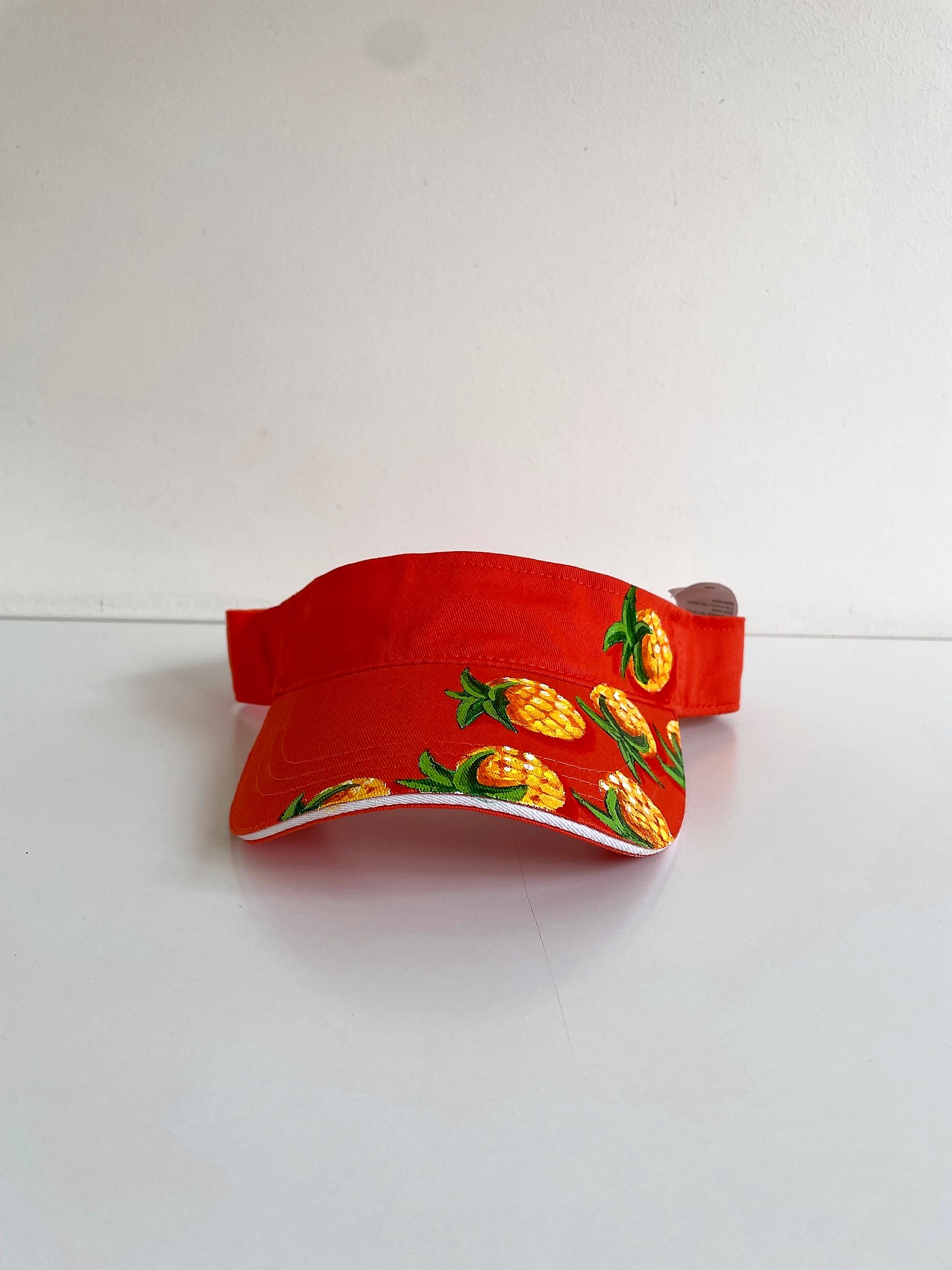 visière orange en coton avec des ananas peints à la main par Elles et No.