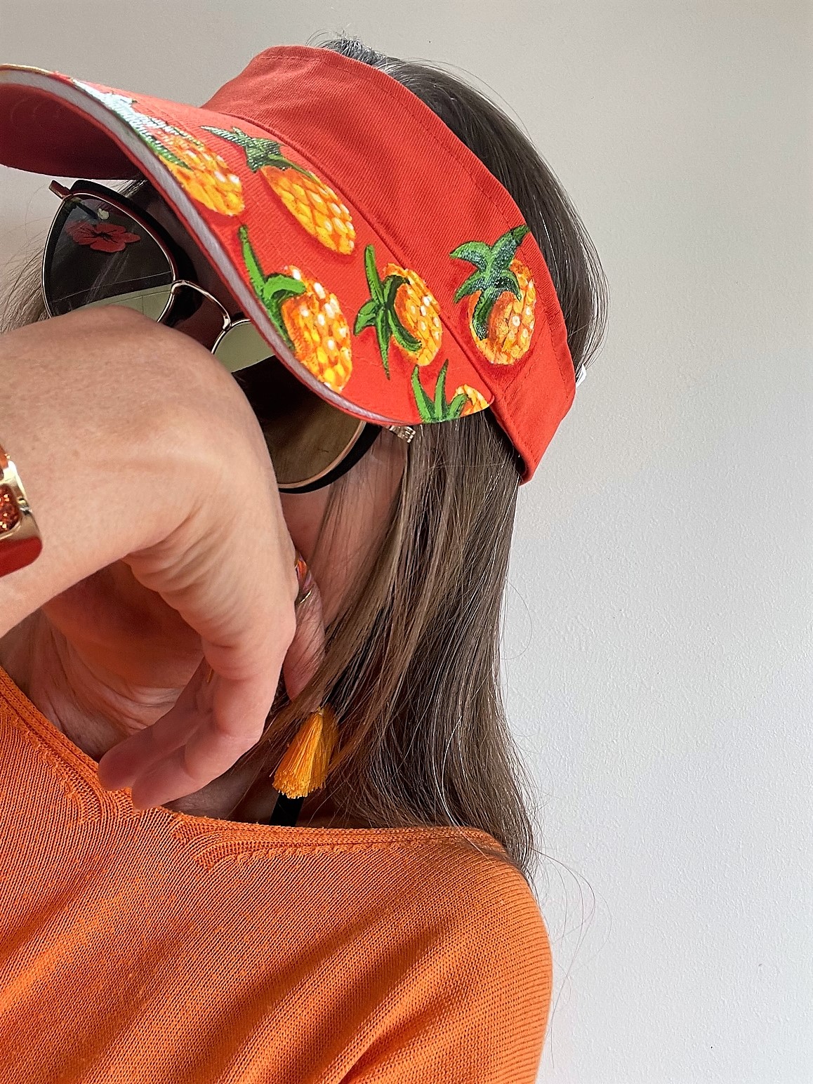 visière orange en coton avec des ananas peints à la main par Elles et No.