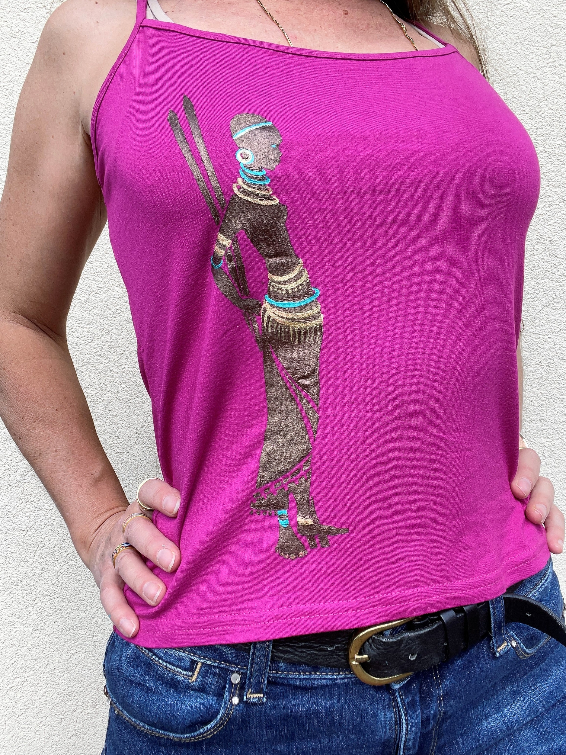 Top rose pour femme avec la silhouette dune africaine. peinte à la main par Elles et No.