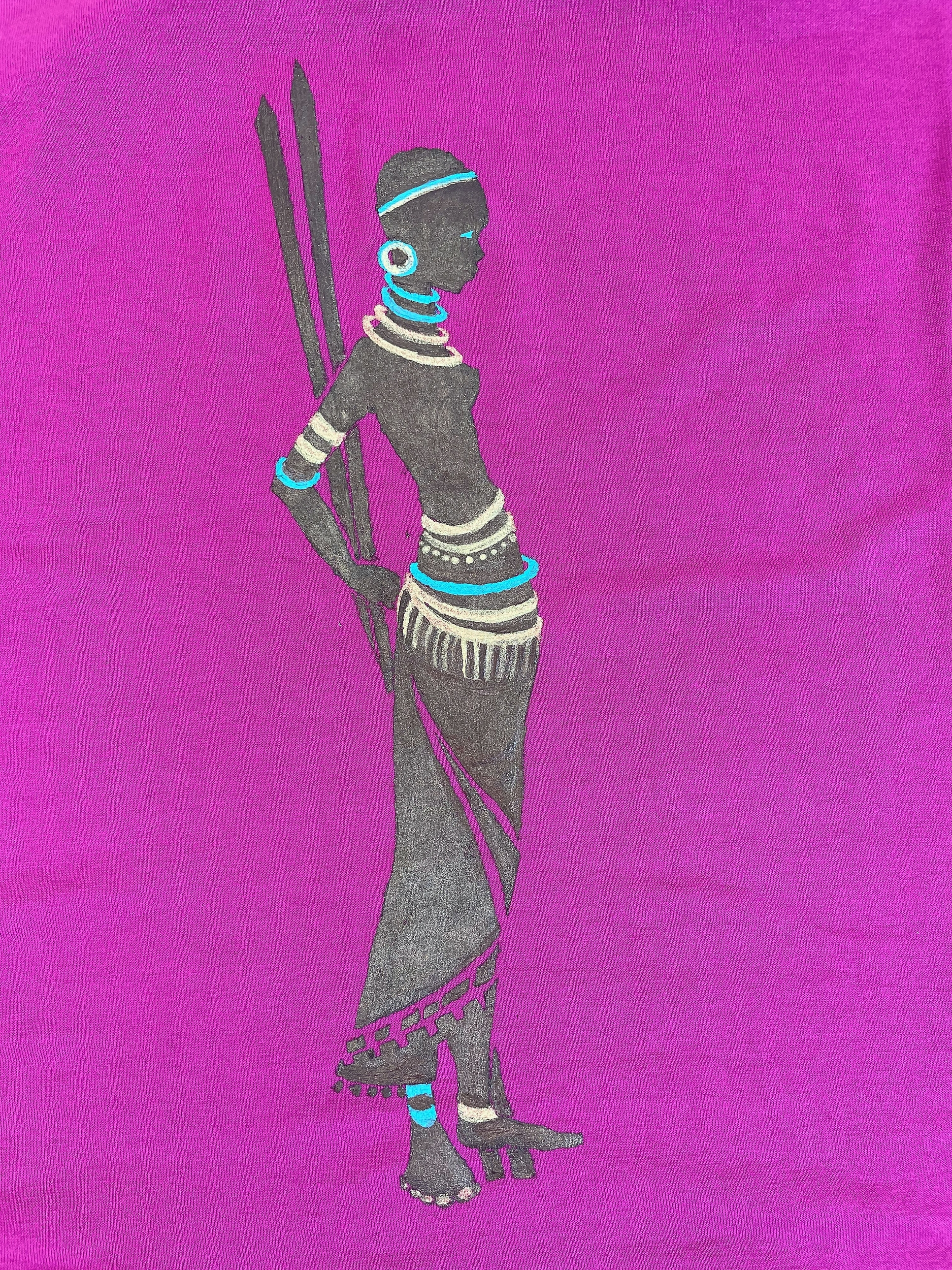 Top rose pour femme avec la silhouette dune africaine. peinte à la main par Elles et No.