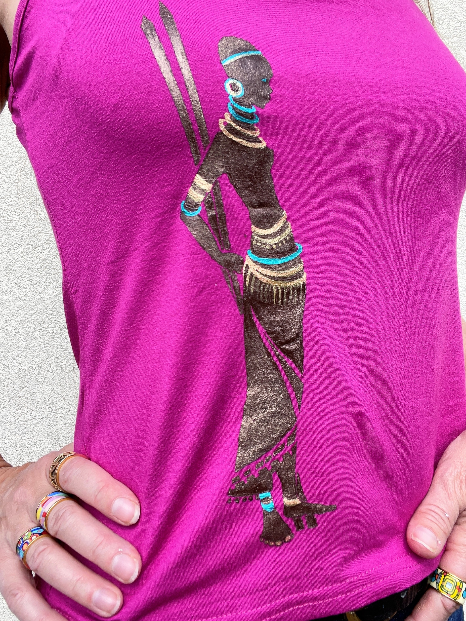 Top rose pour femme avec la silhouette dune africaine peinte à la main par Elles et No.