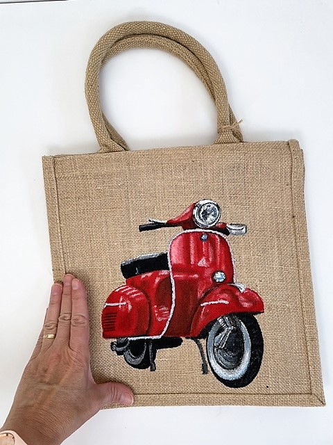 Sac en jute avec une belle vespa rouge peinte à la main par Elles et No.