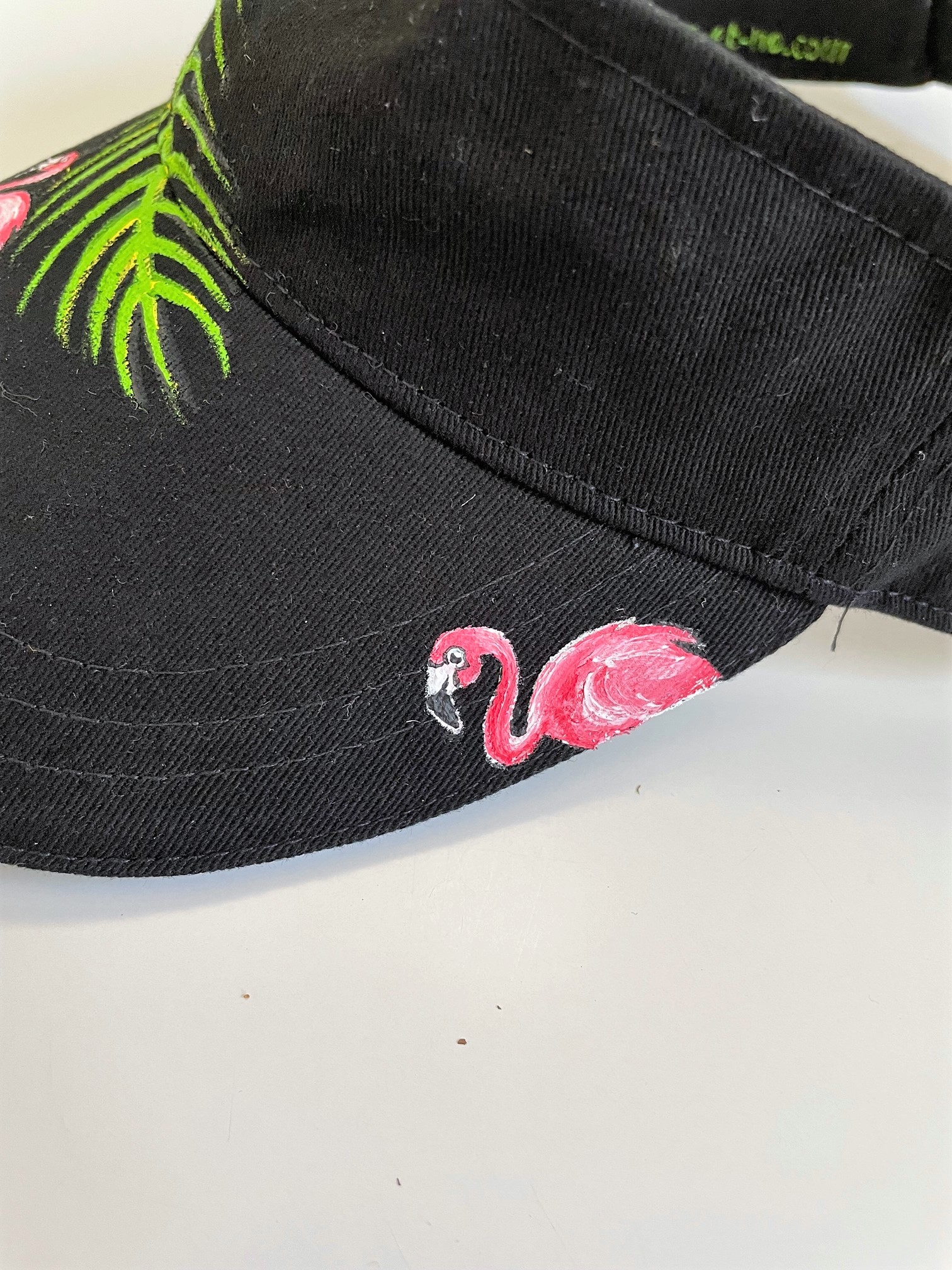 visière noire pour femme avec des flamants roses et des palmes peintes à la main par Elles et No.