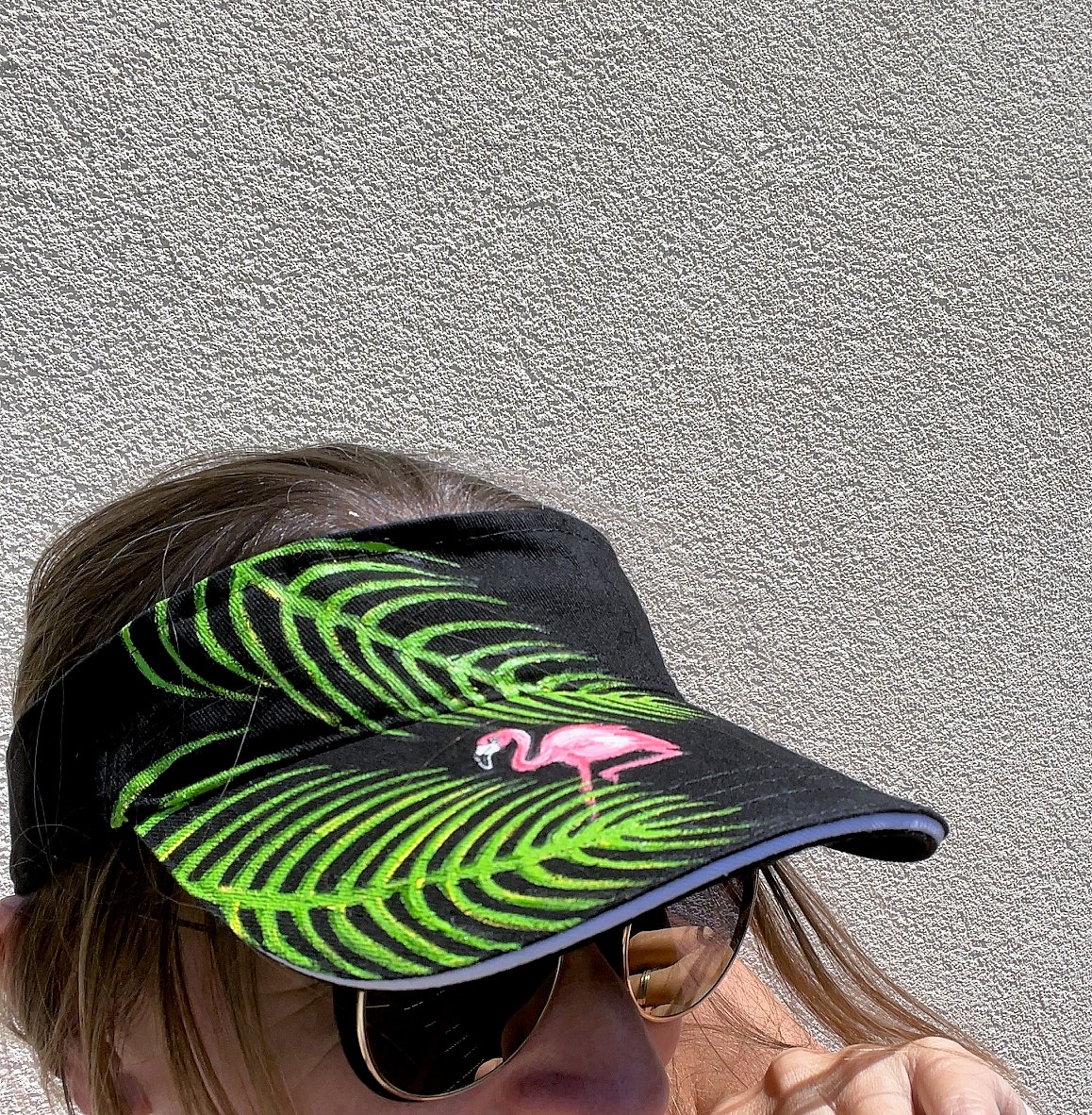 visière noire pour femme avec des flamants roses et des palmes peintes à la main par Elles et No.