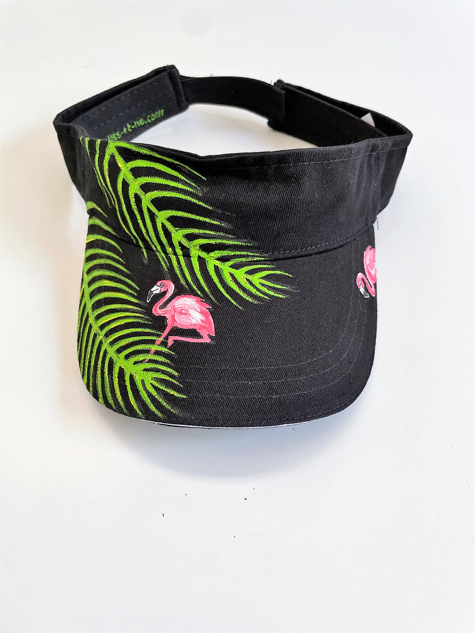 visière noire pour femme avec des flamants roses et des palmes peintes à la main par Elles et No.