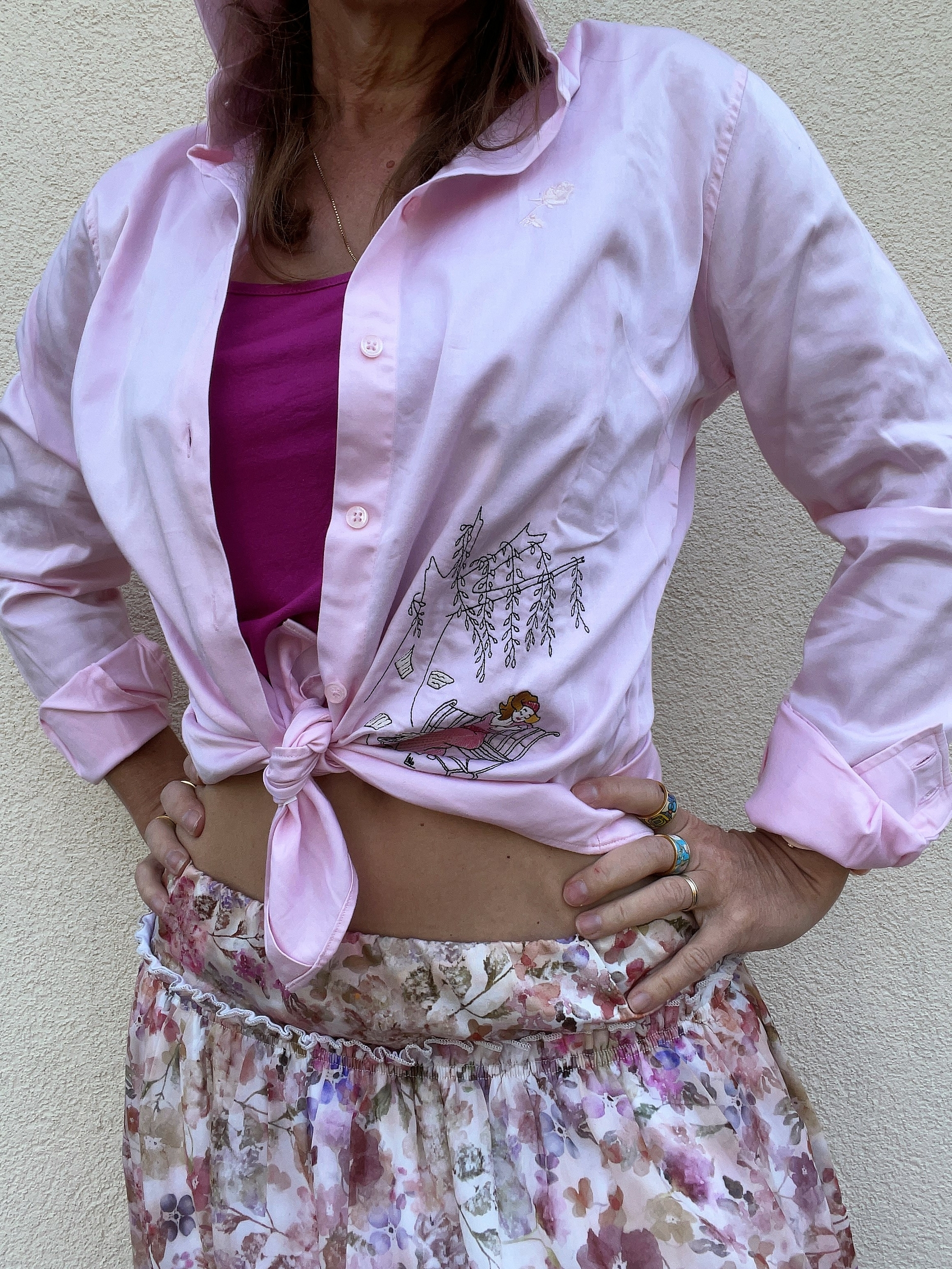 Chemise femme rose en coton à manches longues avec un motif dessiné par Elles et No. et brodé couleurs