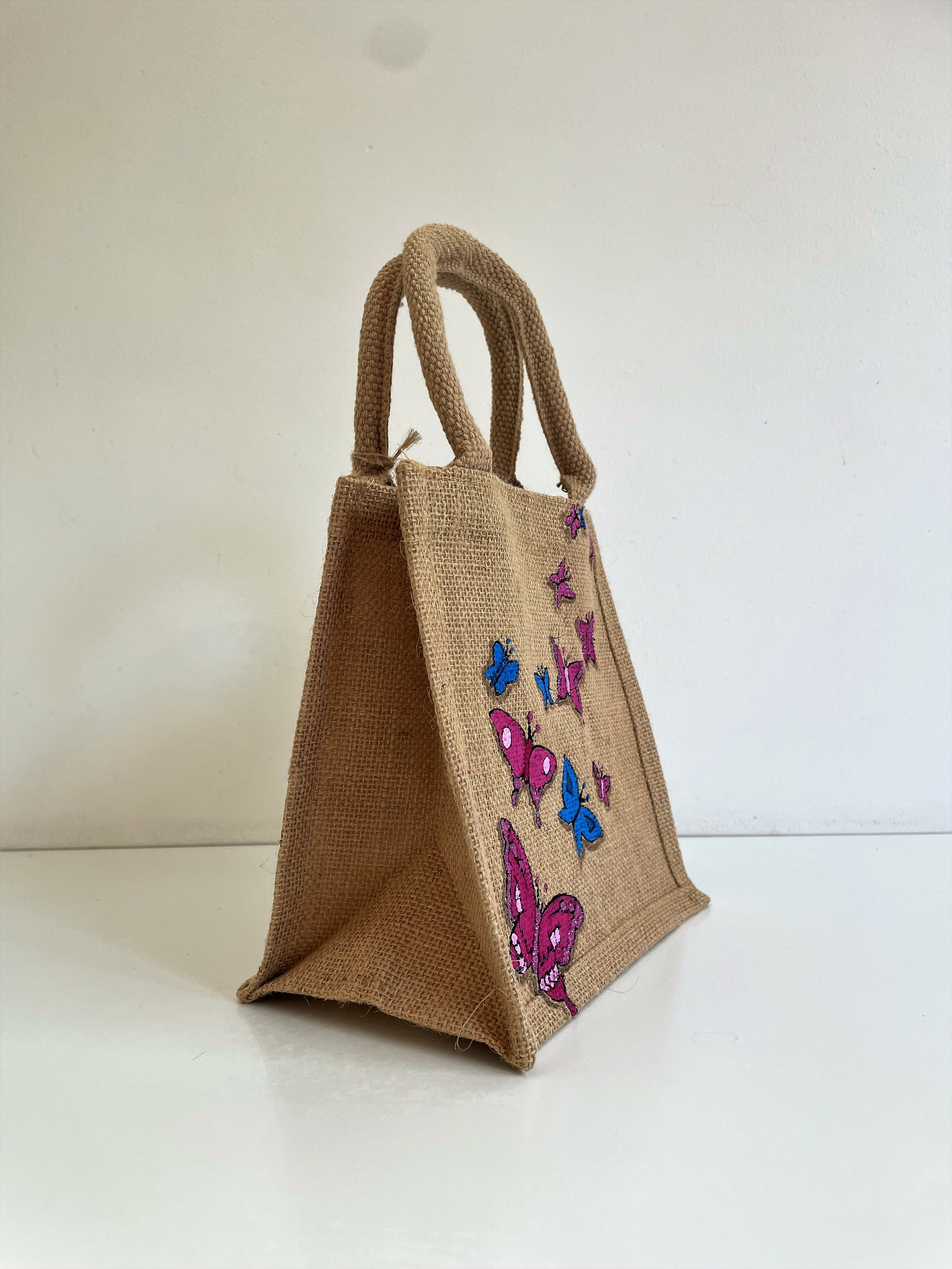 petit sac en jute avec des papillons peints à la main par Elles et No.