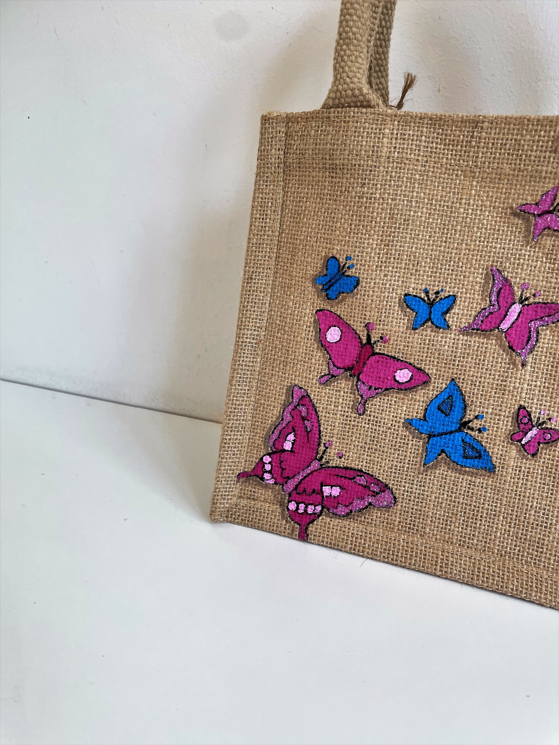 petit sac en jute avec des papillons peints à la main par Elles et No.