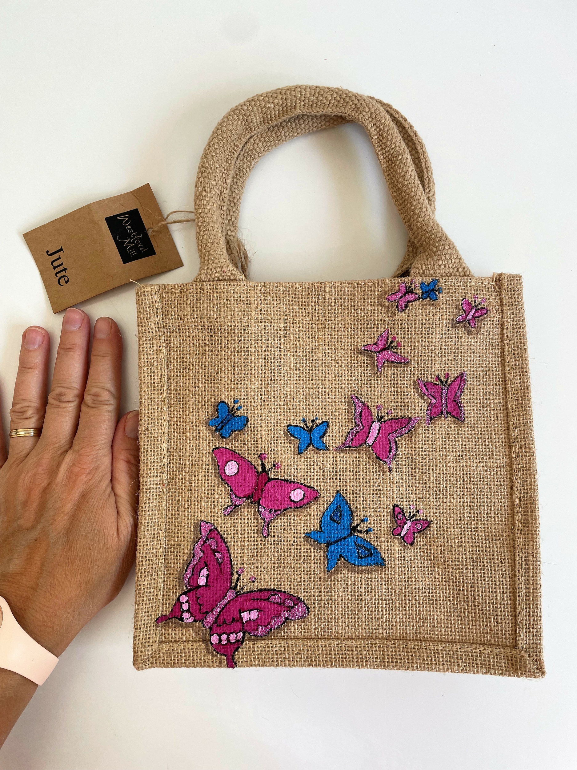 petit sac en jute avec des papillons peints à la main par Elles et No.