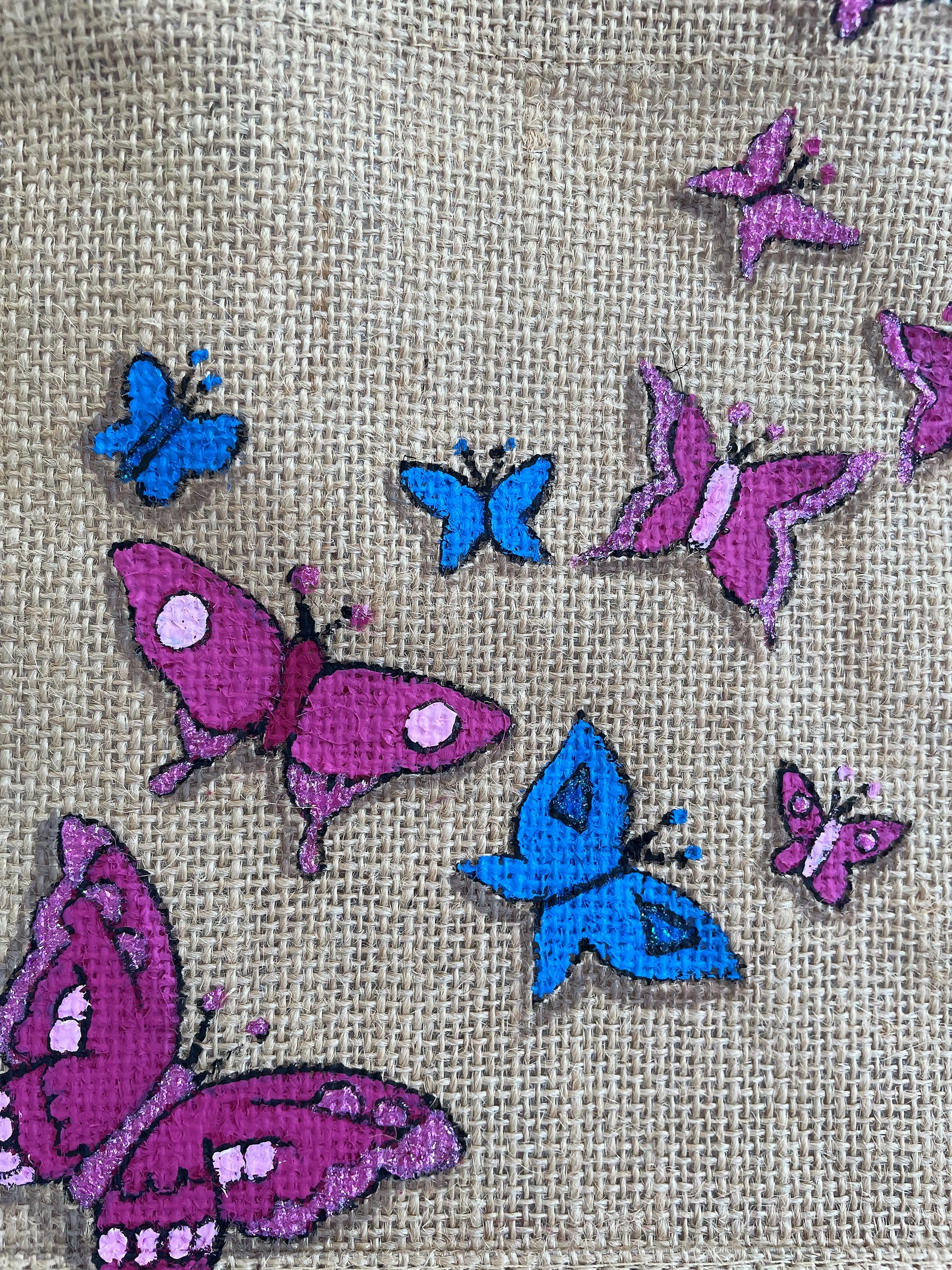 petit sac en jute avec des papillons peints à la main par Elles et No. détail
