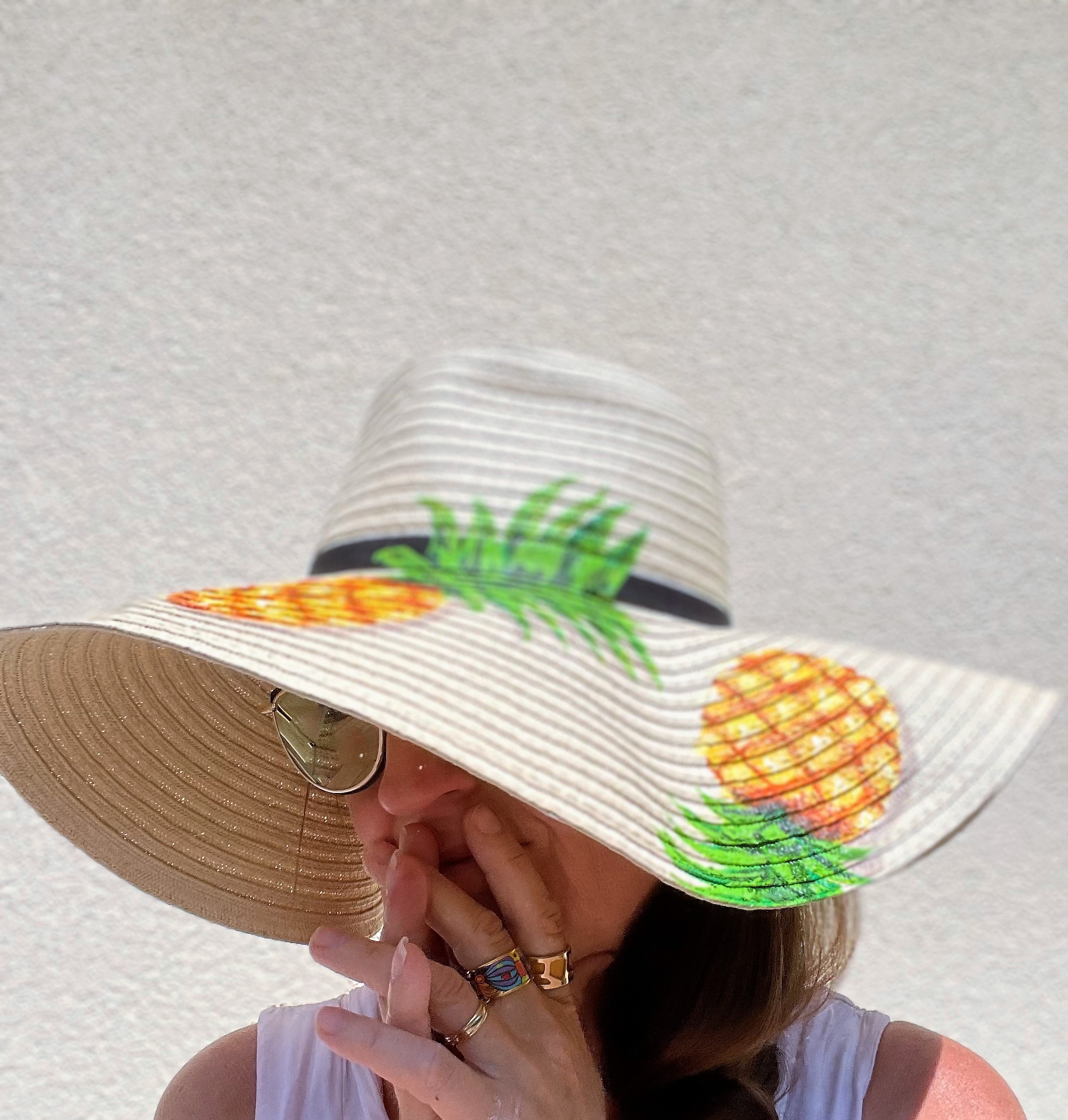 Chapeau en papier tressé avec des ananas peints à la main par Elles et No.
