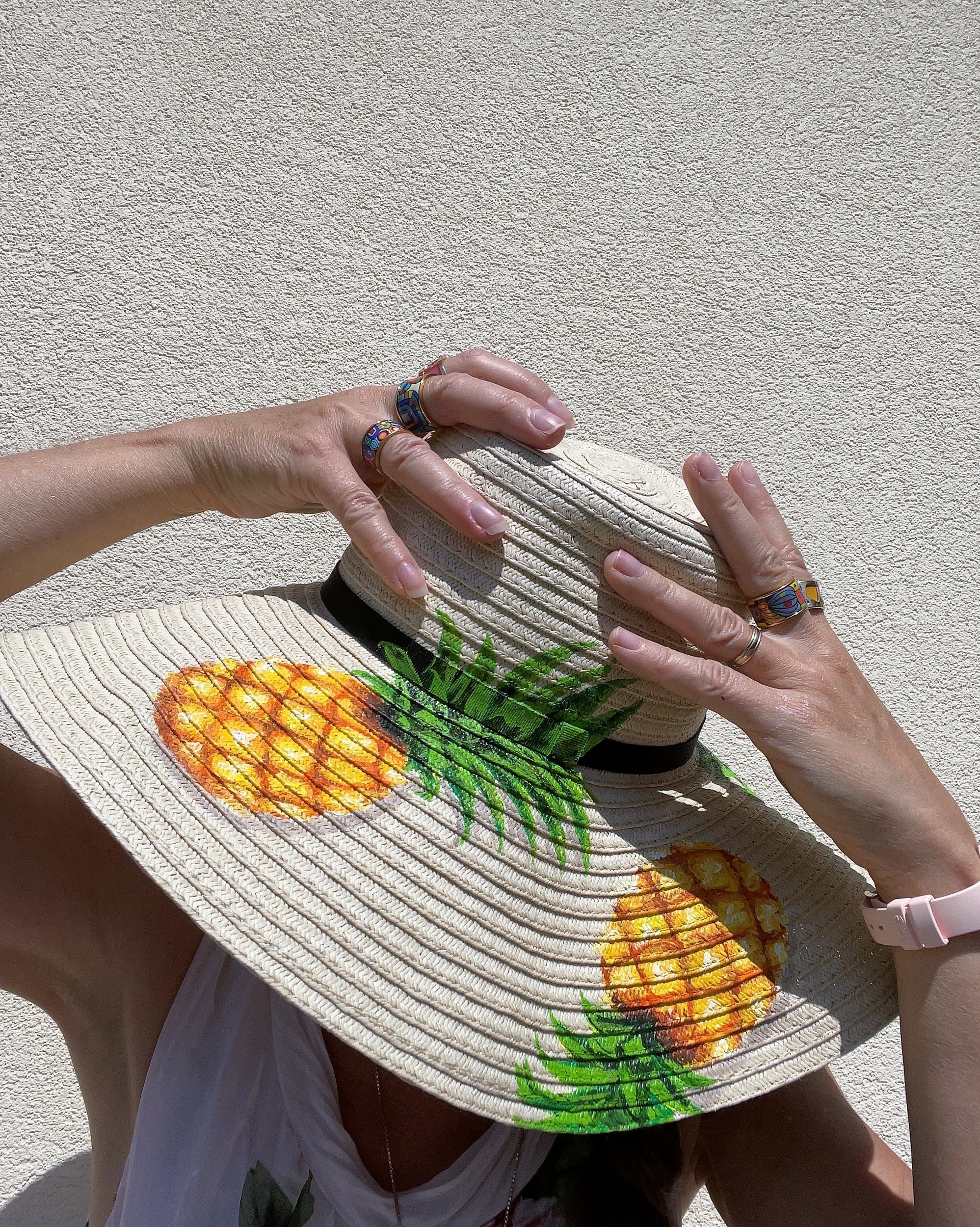 Chapeau en papier tressé avec des ananas peints à la main par Elles et No.