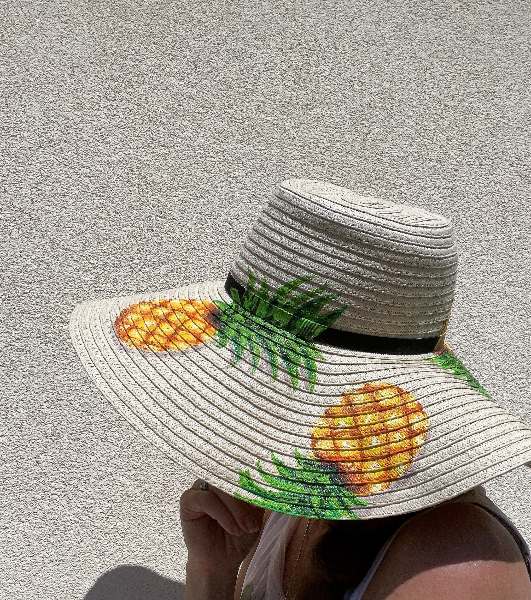 Chapeau en papier tressé avec des ananas peints à la main par Elles et No.