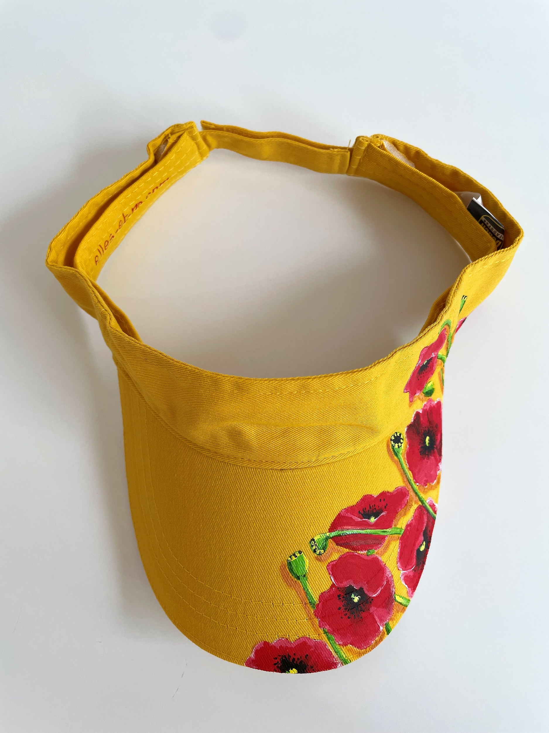 visière jaune en coton. avec des coquelicots peints à la main par Elles et no.