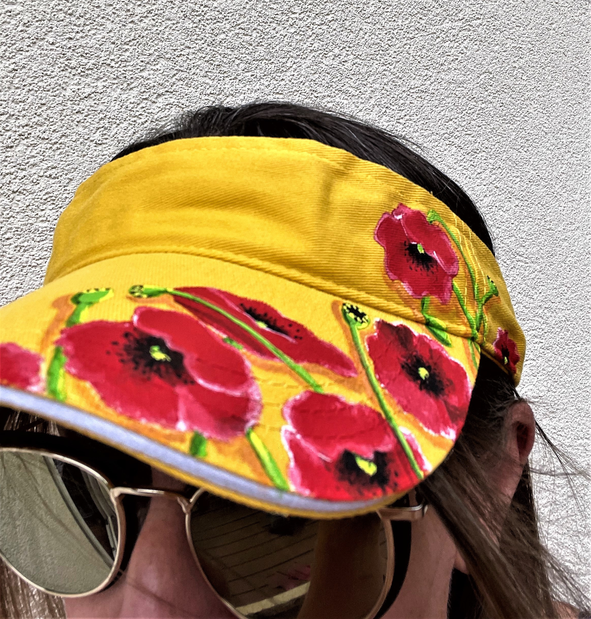 visière jaune en coton. avec des coquelicots peints à la main par Elles et no.