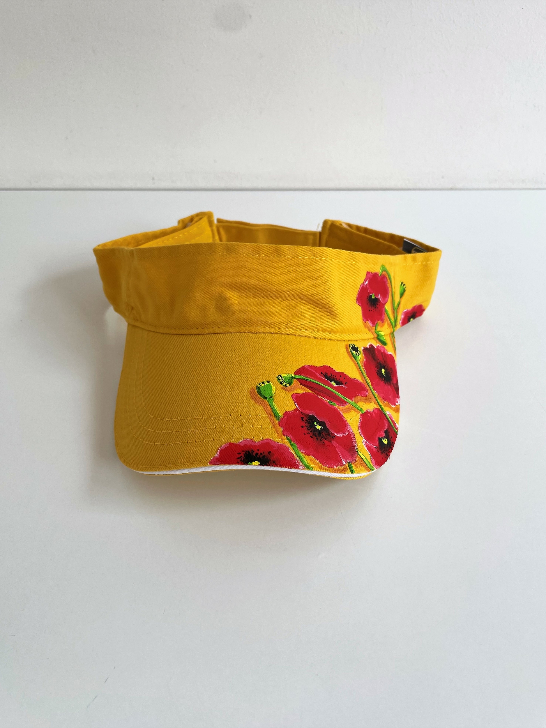 visière jaune en coton. avec des coquelicots peints à la main par Elles et no.