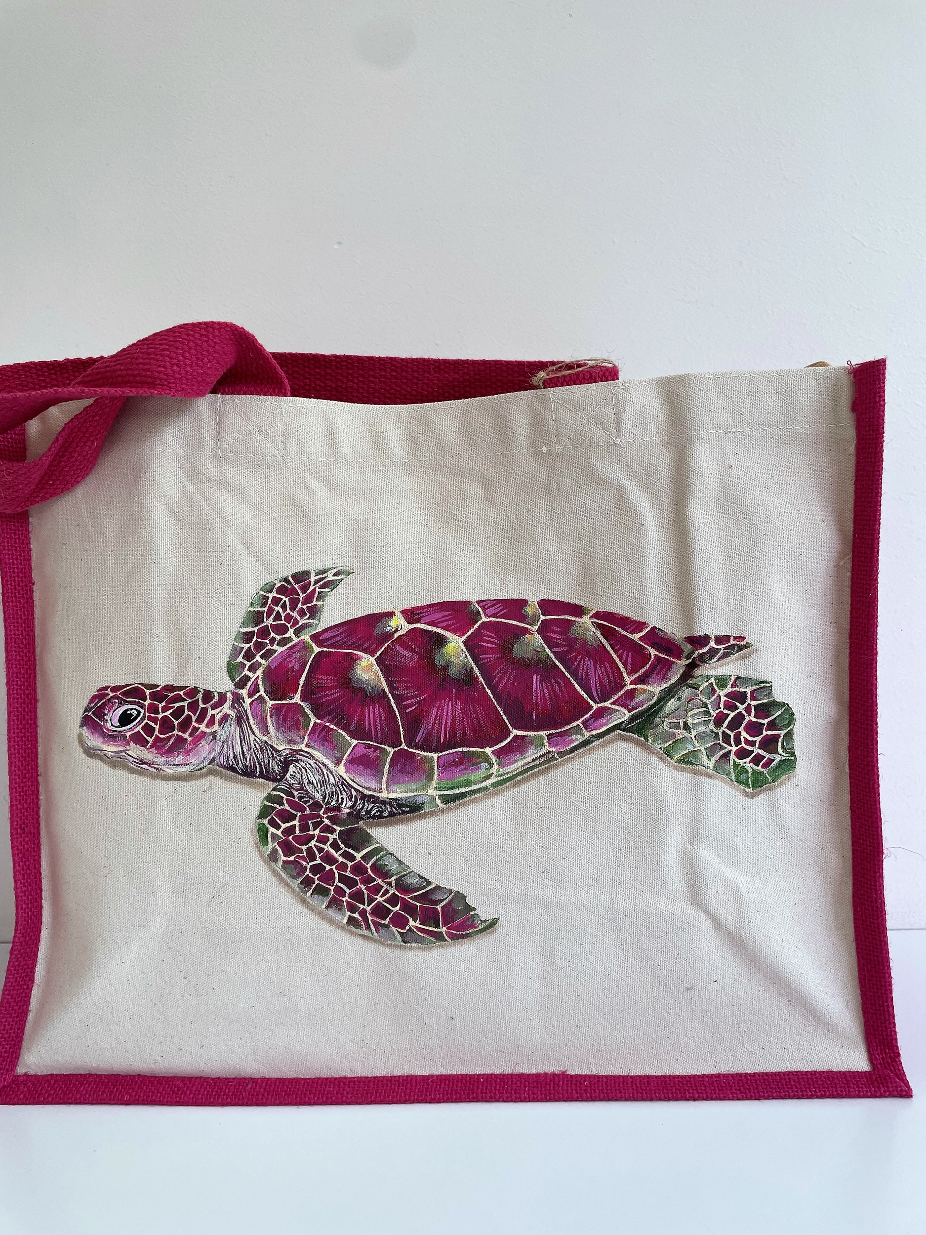 sac de plage jute et coton avec une tortue marine dans les tons roses peinte à la main par Elles et No;