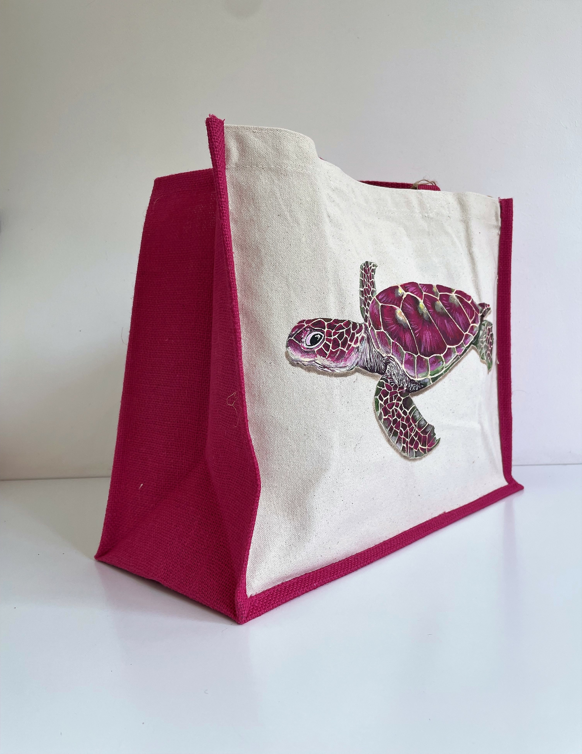 sac de plage jute et coton avec une tortue marine dans les tons roses peinte à la main par Elles et No;