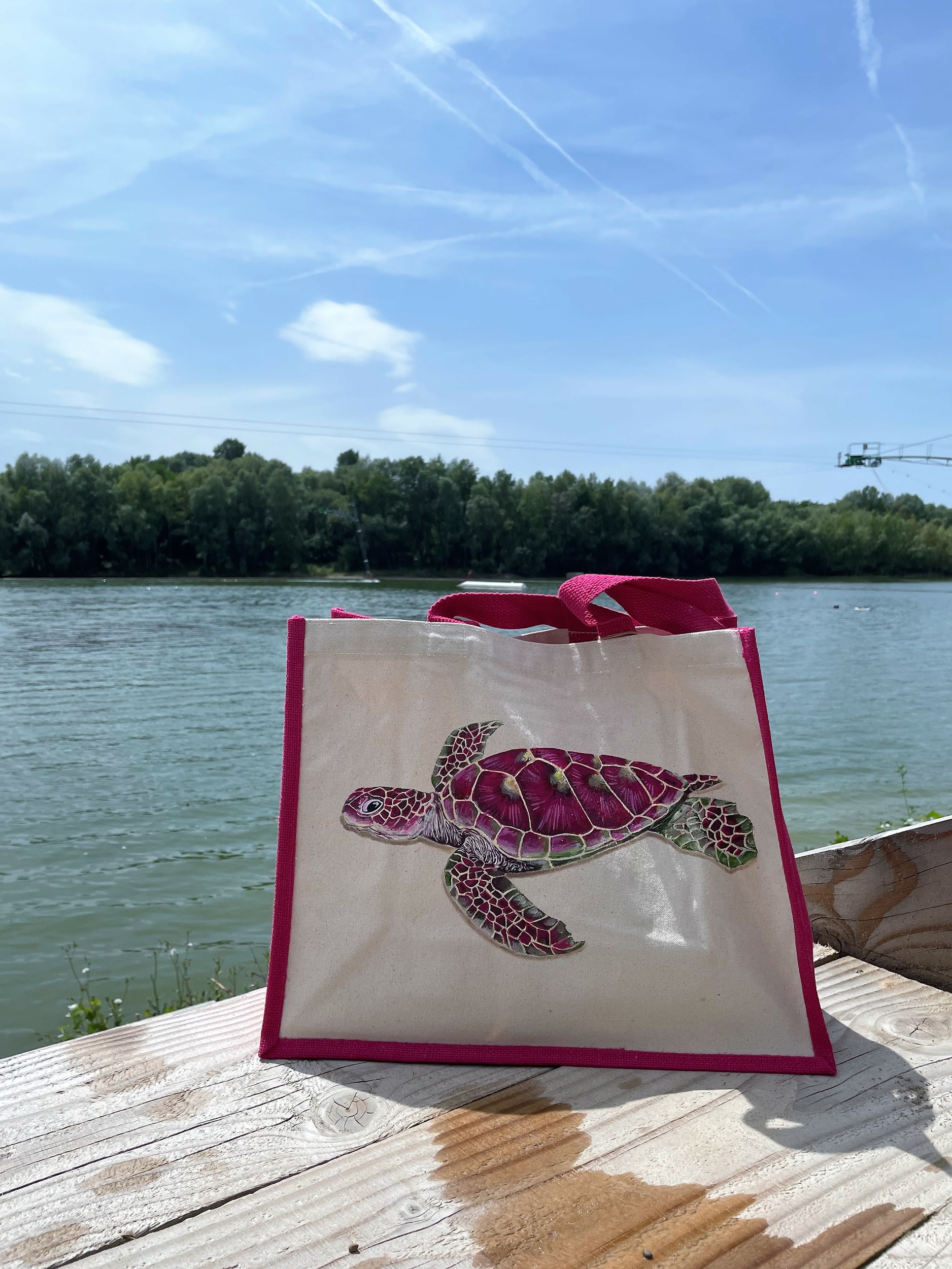 sac de plage jute et coton avec une tortue marine dans les tons roses peinte à la main par Elles et No;