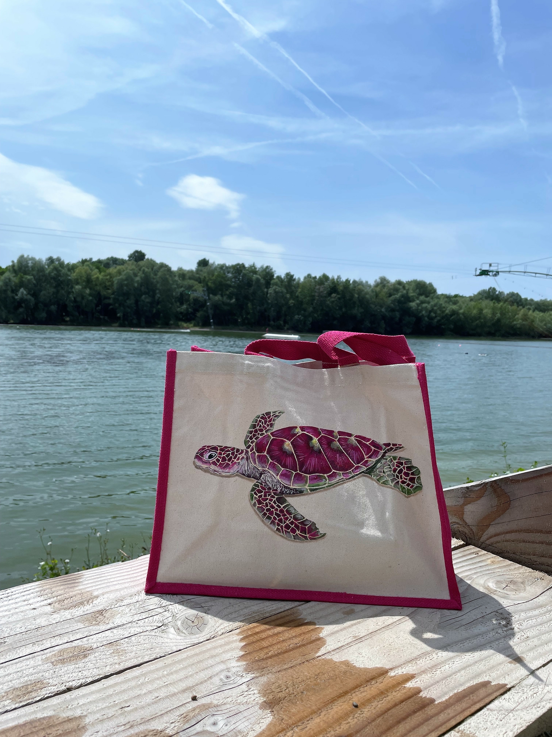 sac de plage jute et coton avec une tortue marine dans les tons roses peinte à la main par Elles et No;