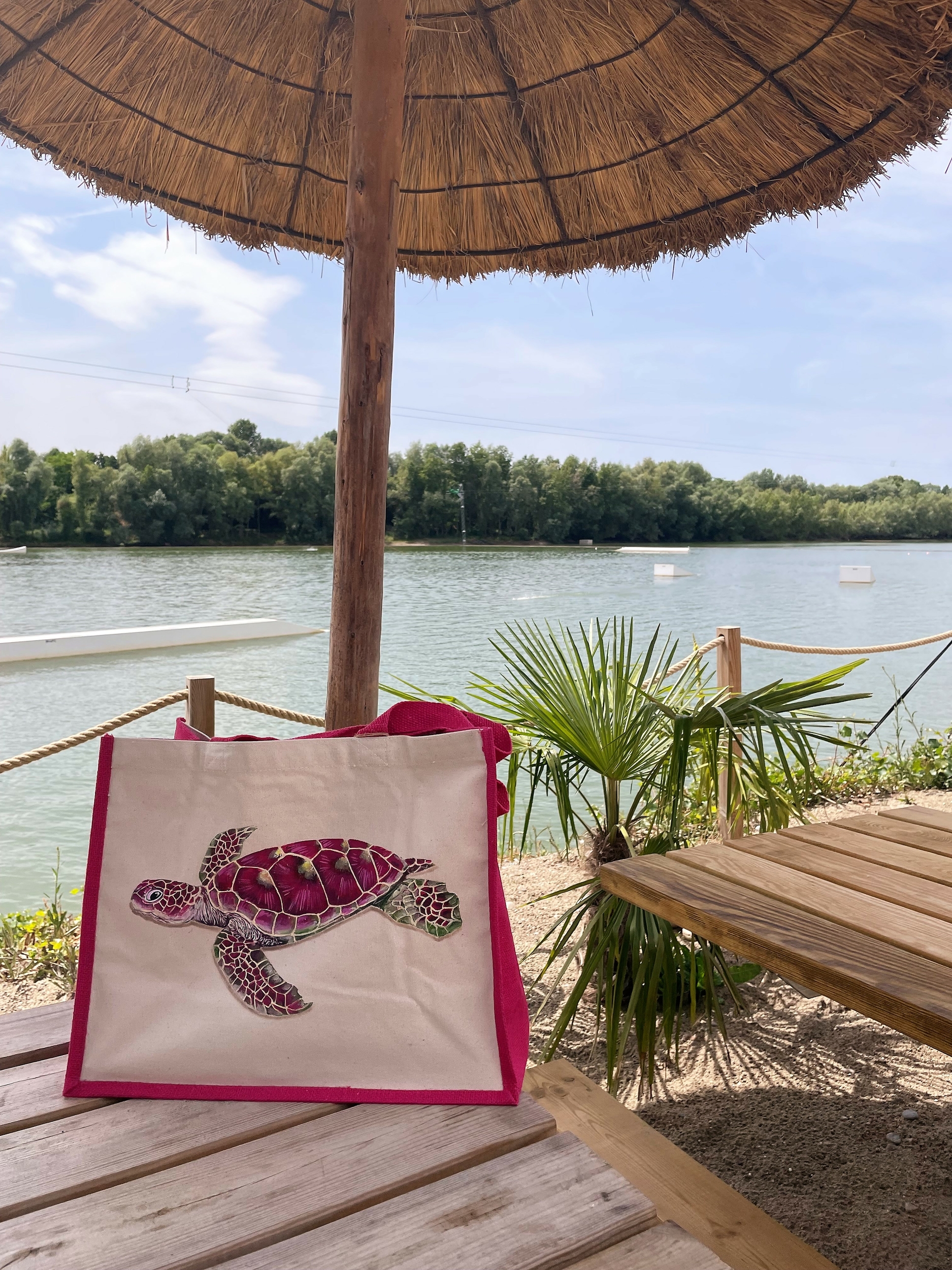 sac de plage jute et coton avec une tortue marine dans les tons roses peinte à la main par Elles et No;