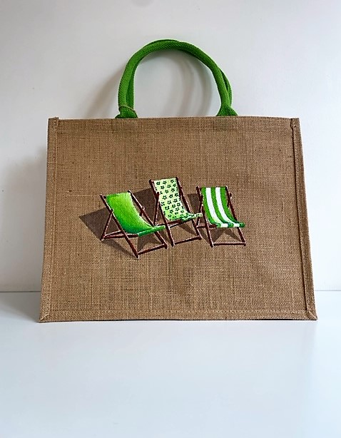 Sac de plage en jute avec des transats dans les tons verts peints à la main par Elles et No.