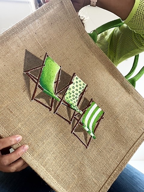 Sac de plage en jute avec des transats dans les tons verts peints à la main par Elles et No.