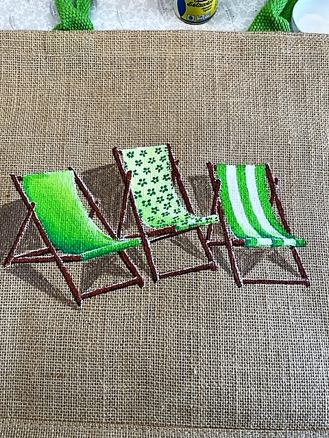 Sac de plage en jute avec des transats dans les tons verts peints à la main par Elles et No.